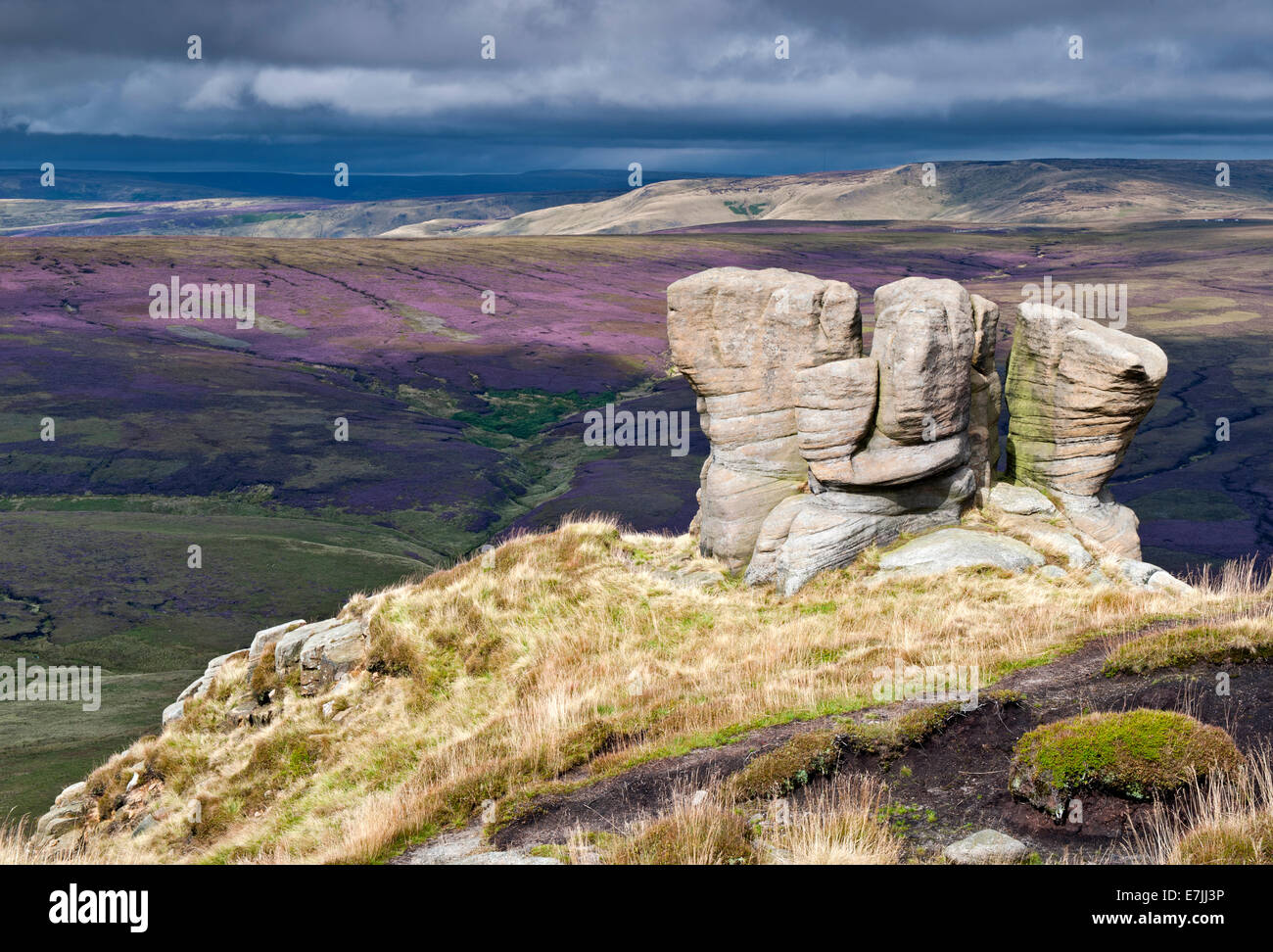 Der Boxhandschuh Steinen mit Blick auf schwarze Ashop Moor, Kinder Scout, Peak District National Park, Derbyshire, England Stockfoto