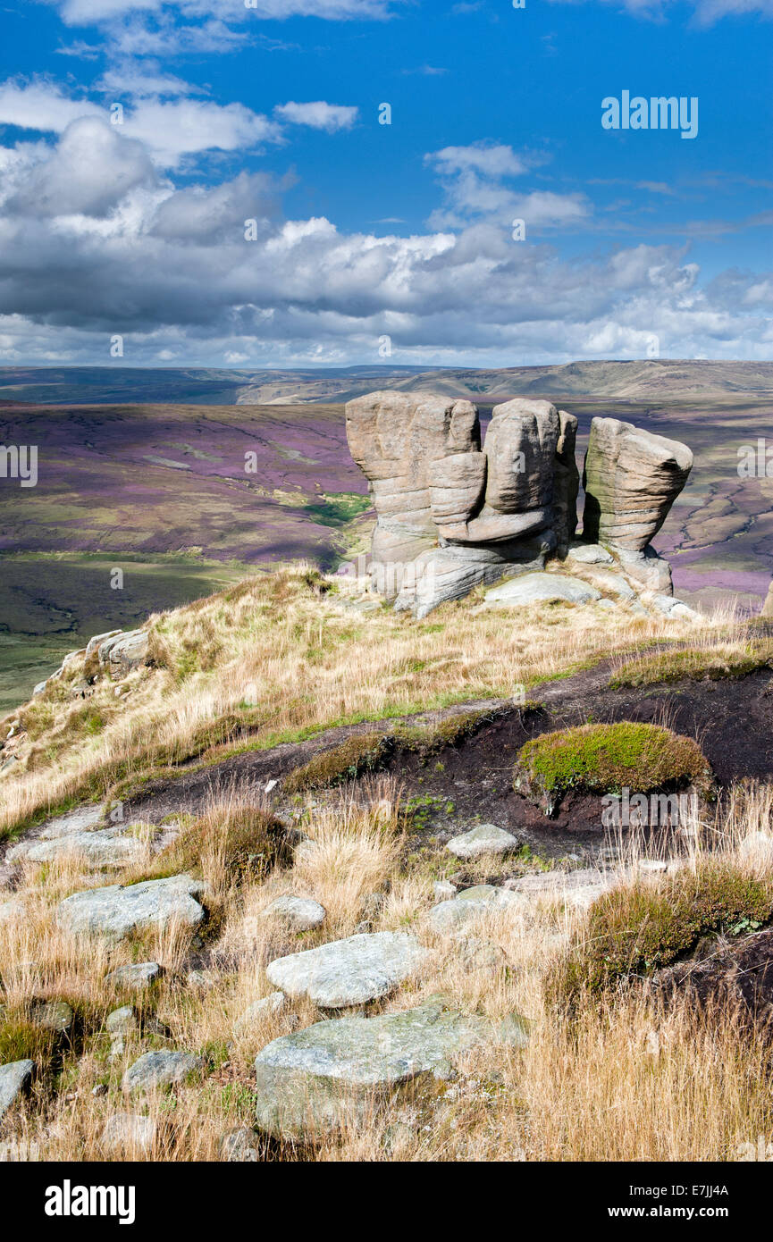 Der Boxhandschuh Steinen mit Blick auf schwarze Ashop Moor, Kinder Scout, Peak District National Park, Derbyshire, England Stockfoto