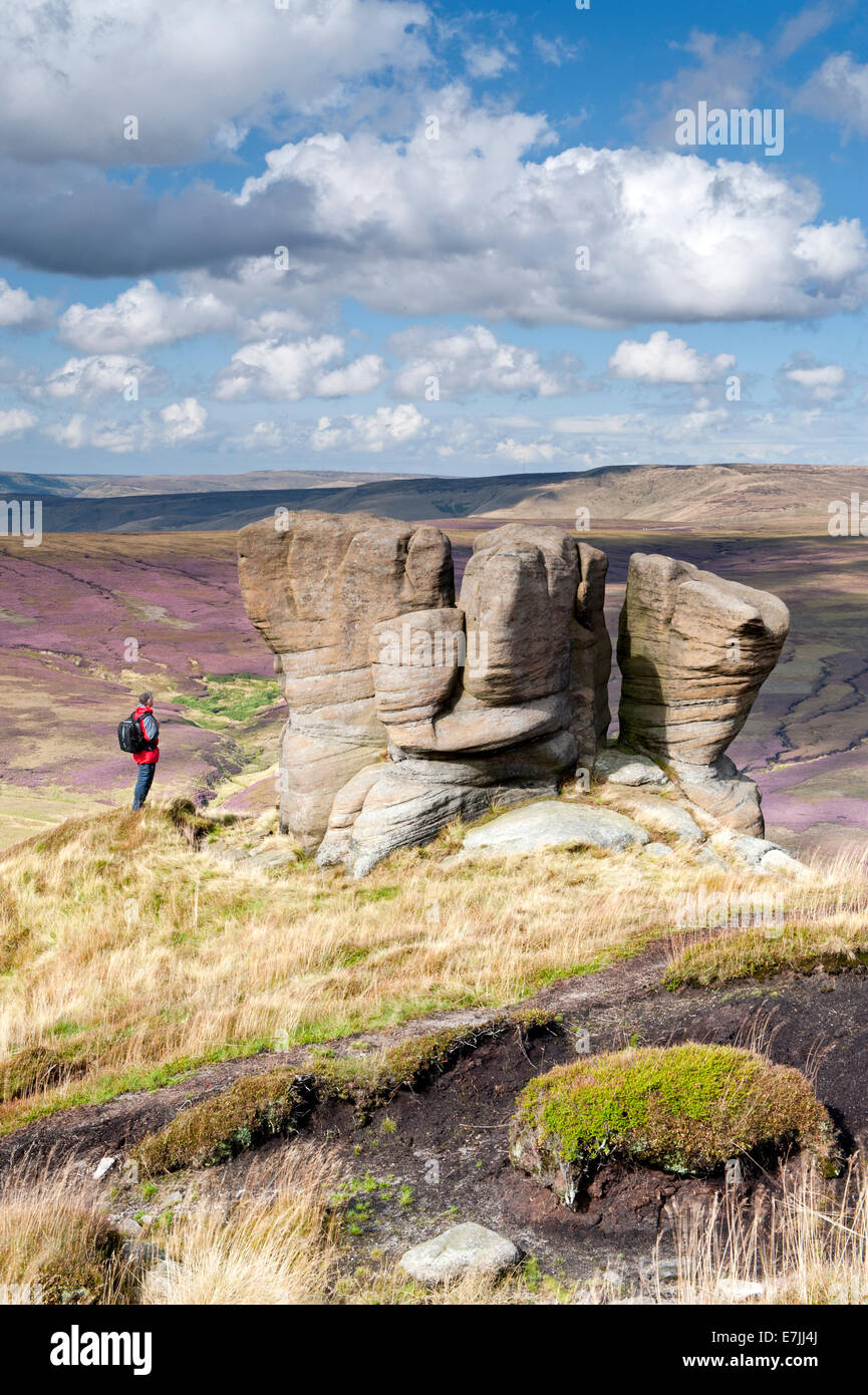 Walker auf freundlichere Scouts Nordrand, mit Blick auf Ashop Moor, Peak District National Park, Derbyshire, England, Vereinigtes Königreich Stockfoto