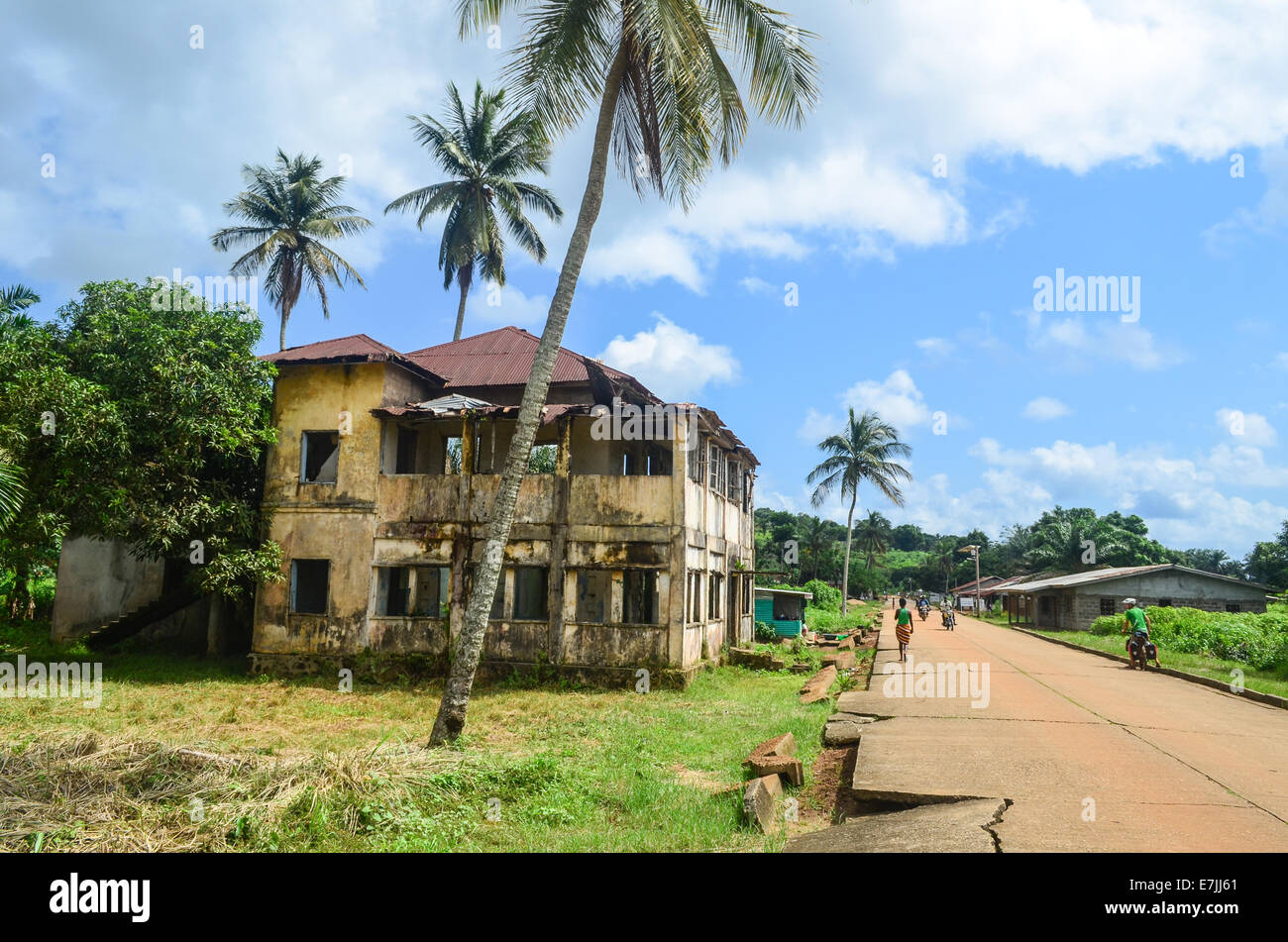 Ruinen (vor dem Bürgerkrieg) und Palmen in Robertsport, eine Küstenstadt in Liberia, Afrika Stockfoto
