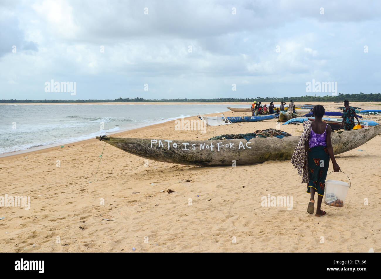 Hölzerne Angelboot/Fischerboot am Strand von Robertsport, Liberia zerstört Stockfoto