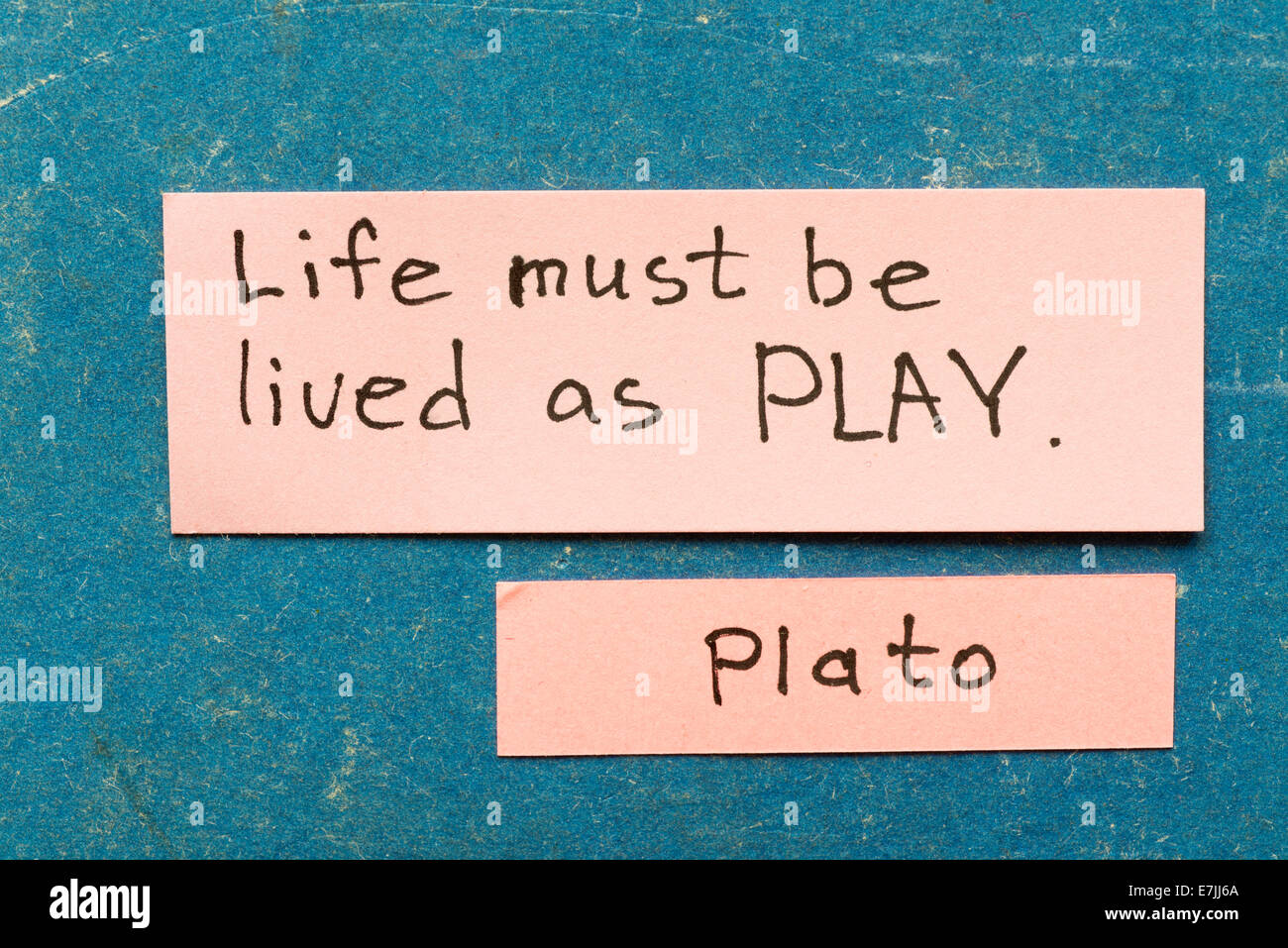 berühmte griechische Philosoph Plato-Zitat-Interpretation mit Haftnotizen auf Vintage Karton über das Leben leben Stockfoto