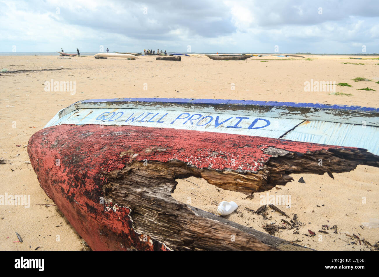 Hölzerne Angelboot/Fischerboot am Strand Robertsport, Liberia, lesen "Gott Will Provid" zerstört Stockfoto