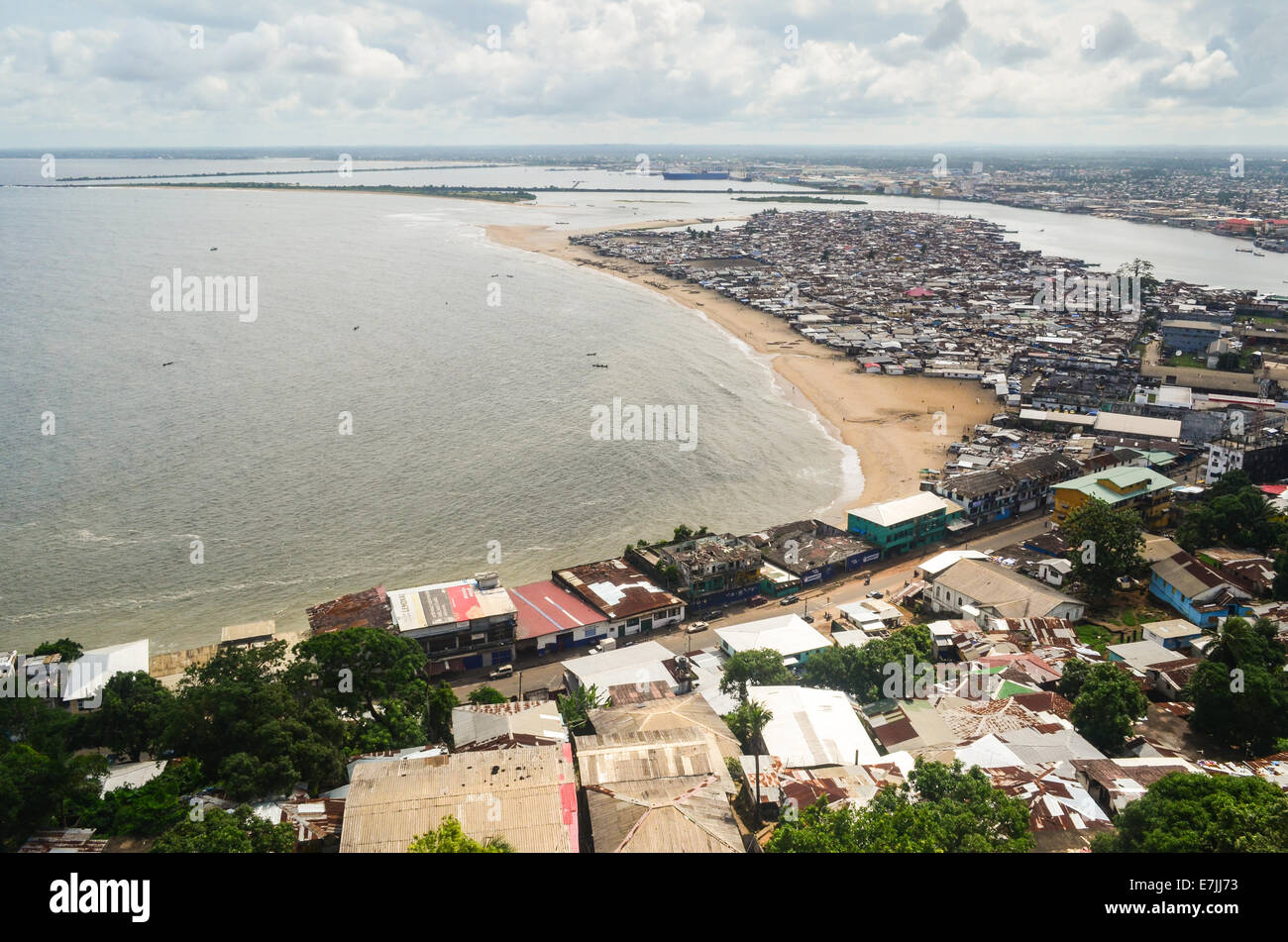 Luftaufnahme von West Point, die ärmsten Vorort der Stadt von Monrovia, Liberia, genommen von der Spitze der Ruinen von Ducor Hotel Stockfoto