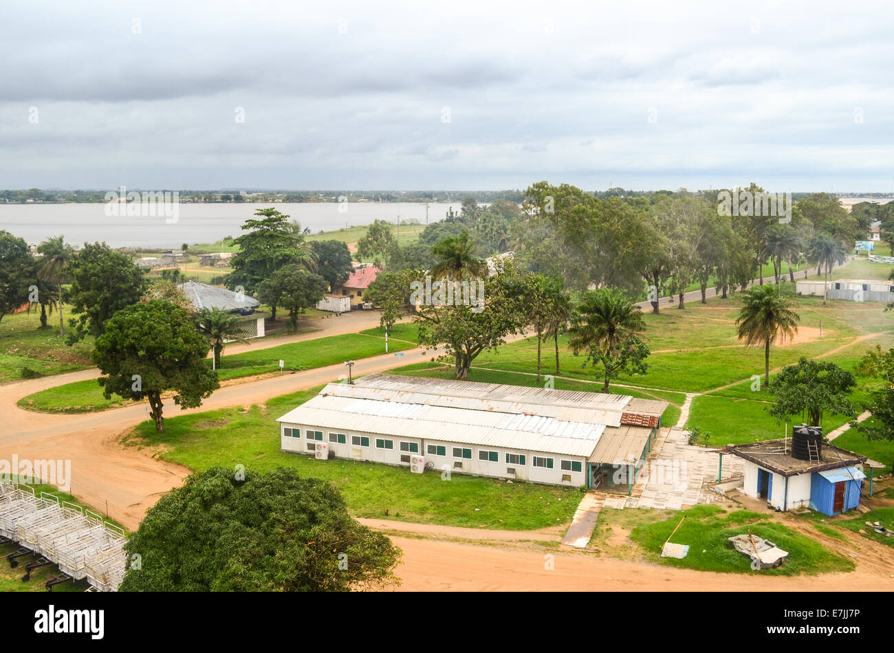 Hangar und Base Camp von einem UN-Lager in Monrovia, Liberia, gesehen von der Spitze der Ruinen von Hotel Afrika Stockfoto
