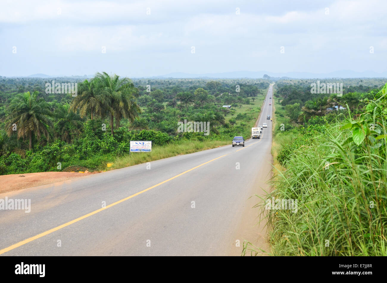 Straße von Monrovia nach Roberts Flughafen, Liberia, Afrika Stockfoto