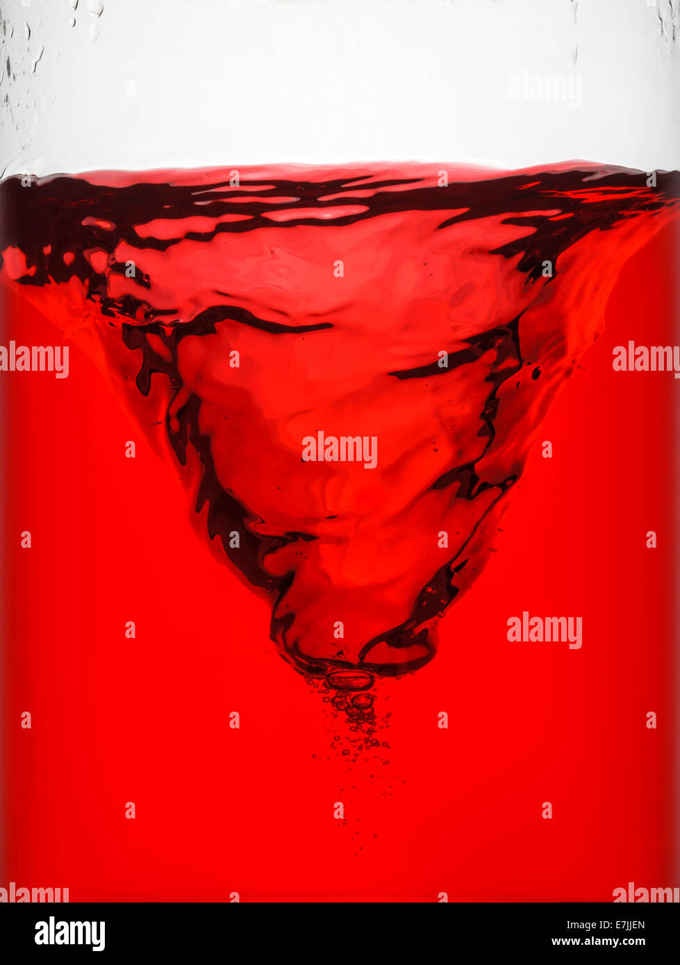 Strudel der roten Flüssigkeit kleine Taifun Stockfoto