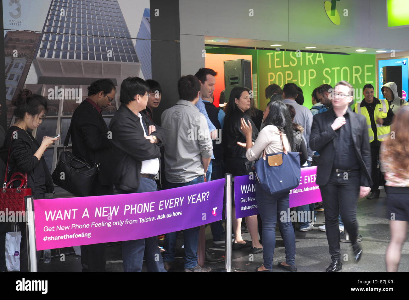 George Street, Sydney. 19. September 2014. Kunden Schlange an einem Telstra pop-up Store in Sydneys George Street, das Iphone 6 und 6 plus zu kaufen. Bildnachweis: Martin Beere/Alamy Live News Stockfoto
