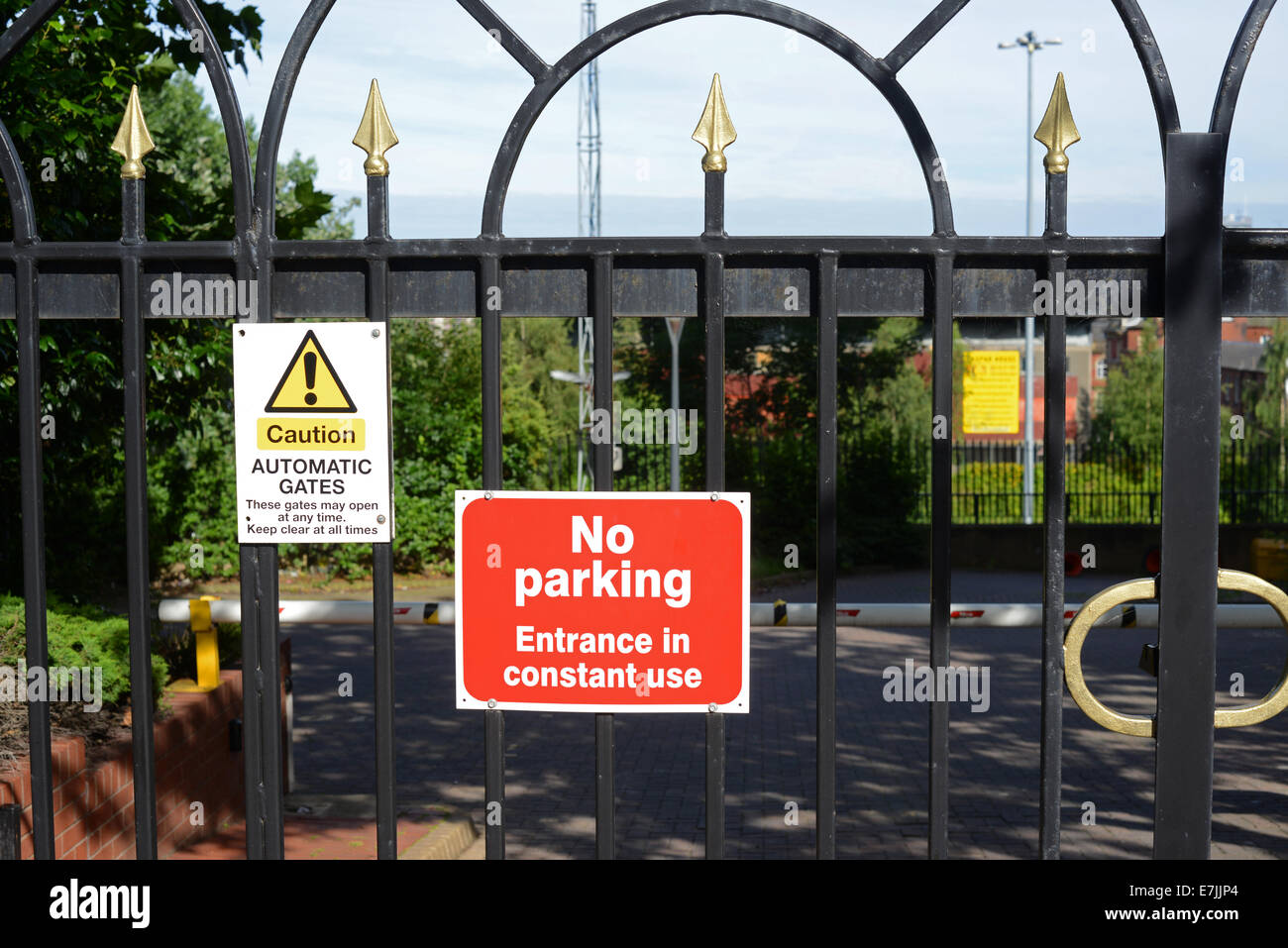 keine Parkplätze-Notiz vor der verschlossenen Toren, Büros und Wohnungen in Leeds Yorkshire Vereinigtes Königreich Stockfoto