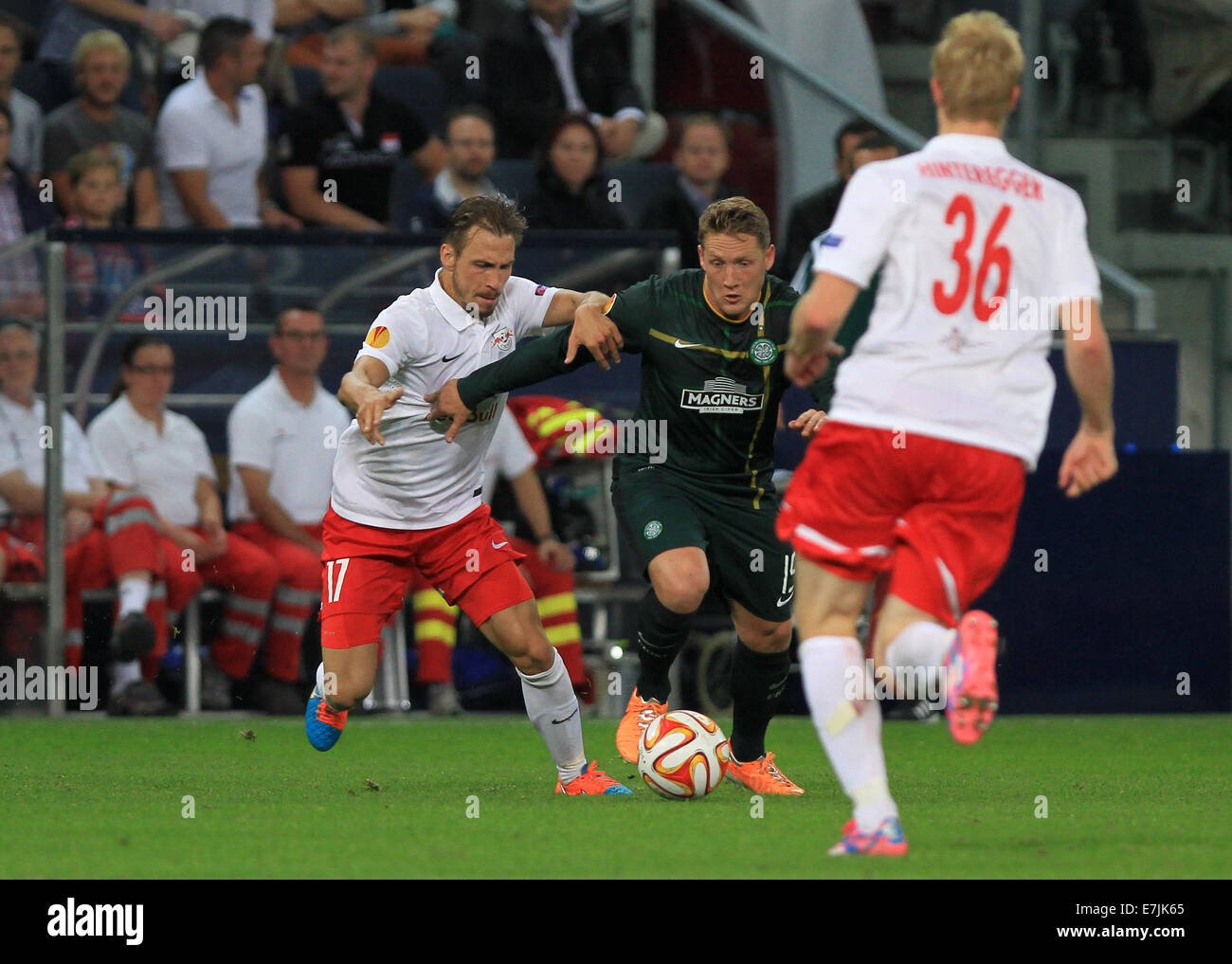 Salzburg, Österreich. 18. Sep, 2014. Salzburgs Andreas Ulmer (l) wetteifert um den Ball mit Celtic Kris Commons während der Europa-League-Fußballspiel zwischen Red Bull Salzburg Vs FC Celtic Glasgow in Salzburg, Österreich, 18. September 2014. Bildnachweis: Dpa picture Alliance/Alamy Live News Stockfoto