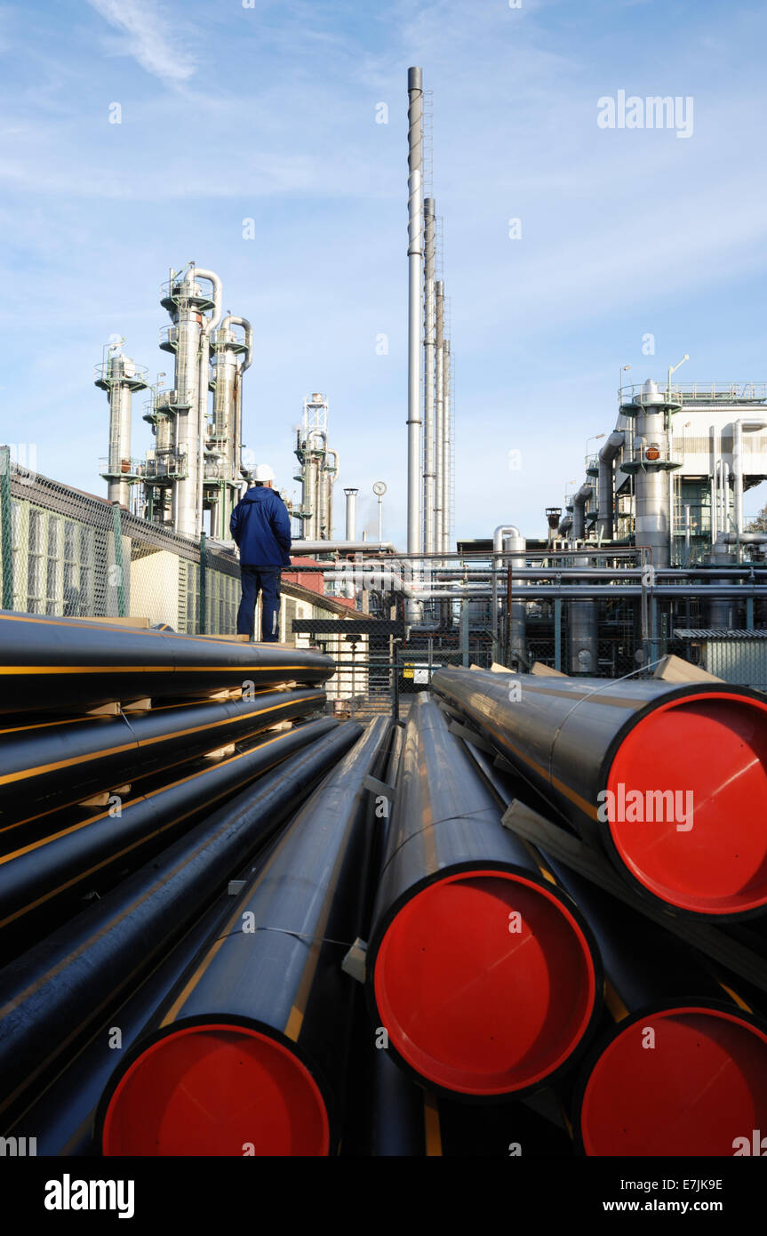 Öl-Arbeiter, Ingenieur mit Raffinerie im Hintergrund Stockfoto