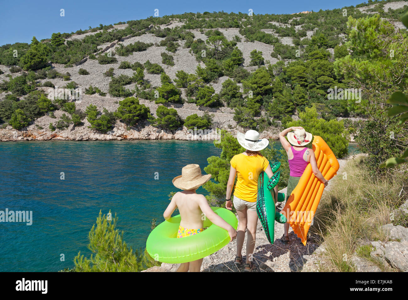 Familie auf dem Weg zum Strand in einer Bucht in der Nähe von Donja Klada, Kvarner Bucht, Kroatien Stockfoto