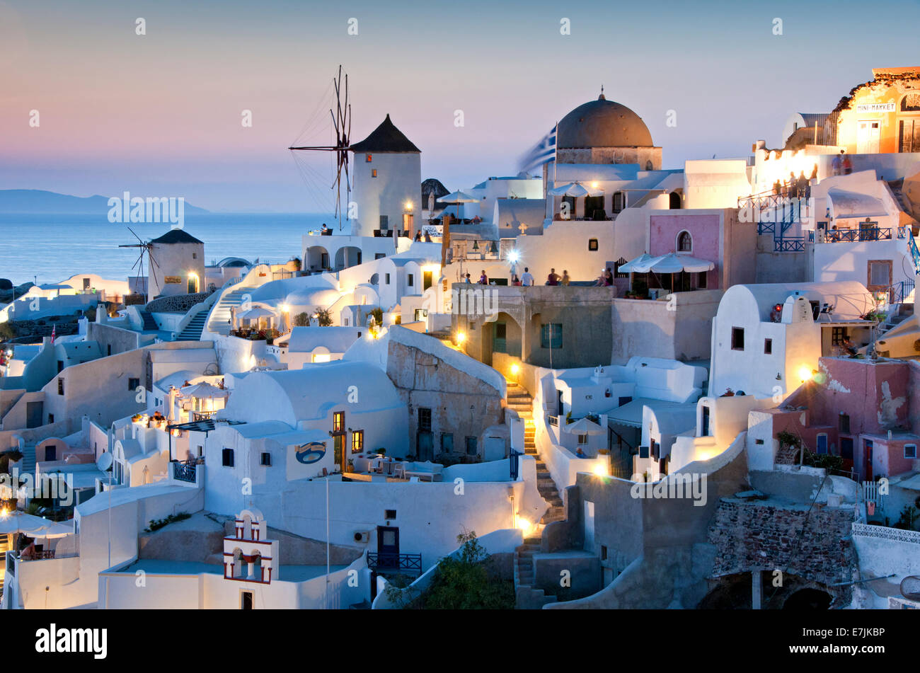 Windmühlen & weiß getünchten traditionellen Häuser bei Nacht, Oia, Santorini, griechische Inseln, Griechenland, Europa Stockfoto