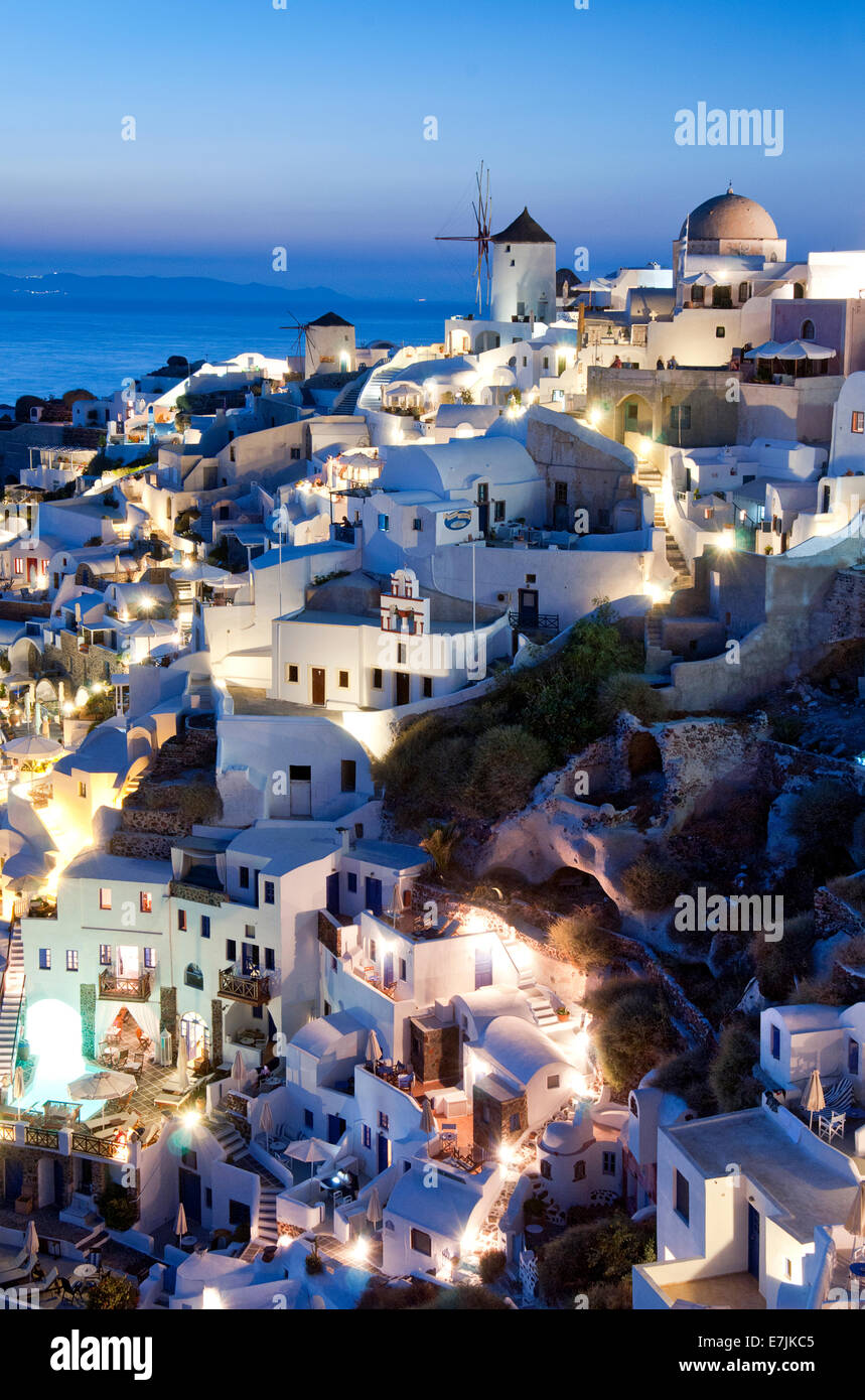Windmühlen & weiß getünchten traditionellen Häuser bei Nacht, Oia, Santorini, griechische Inseln, Griechenland, Europa Stockfoto