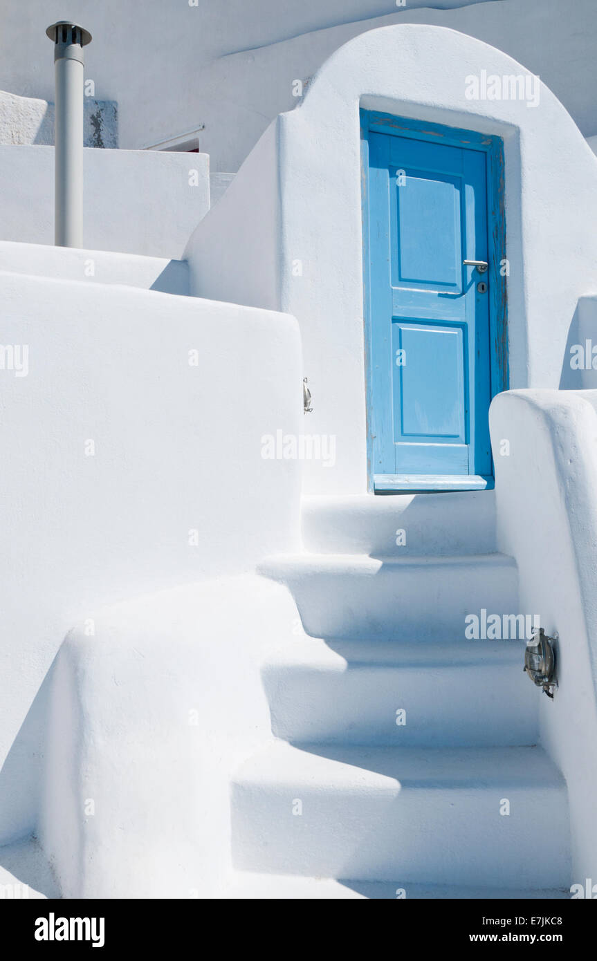 Verwitterte blaue Tür & weiß getünchten Schritte, Dorf Oia, Santorini, griechische Inseln, Griechenland, Europa Stockfoto