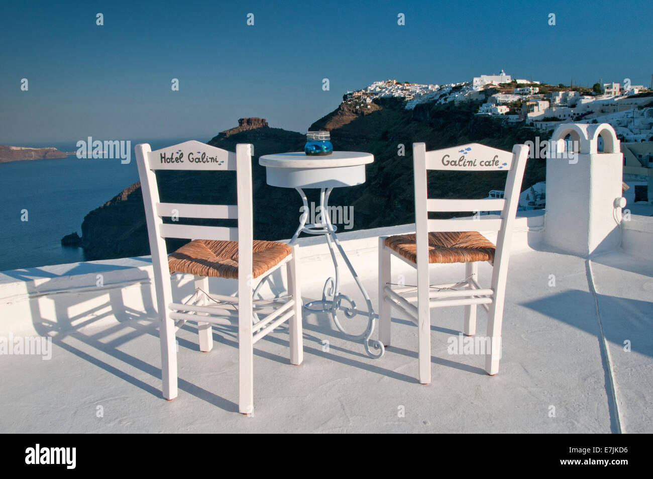 Hotel Galini Tisch & Stühlen mit Blick auf die Caldera, Firostefani, Santorini, Kykladen, griechische Inseln, Griechenland, Europa Stockfoto