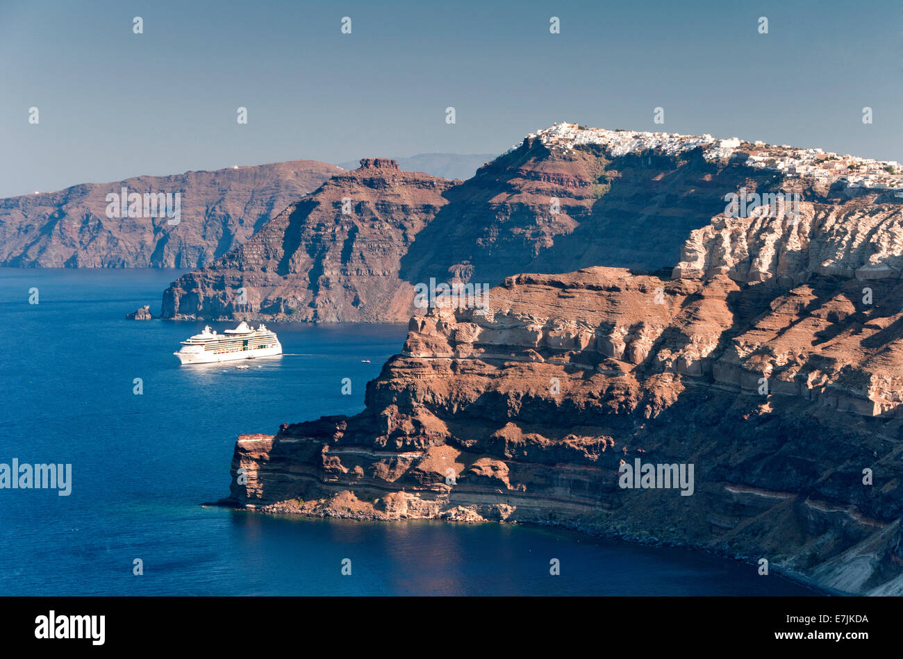 Kreuzfahrtschiff fest verankert in der Caldera unter der Stadt Thira, Santorini, Kykladen, griechische Inseln, Griechenland, Europa Stockfoto