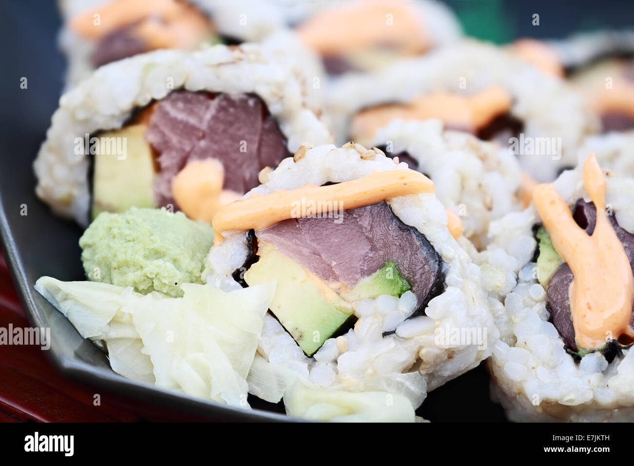 Nahaufnahme von Thunfisch-Sushi mit extrem geringen Schärfentiefe. Stockfoto