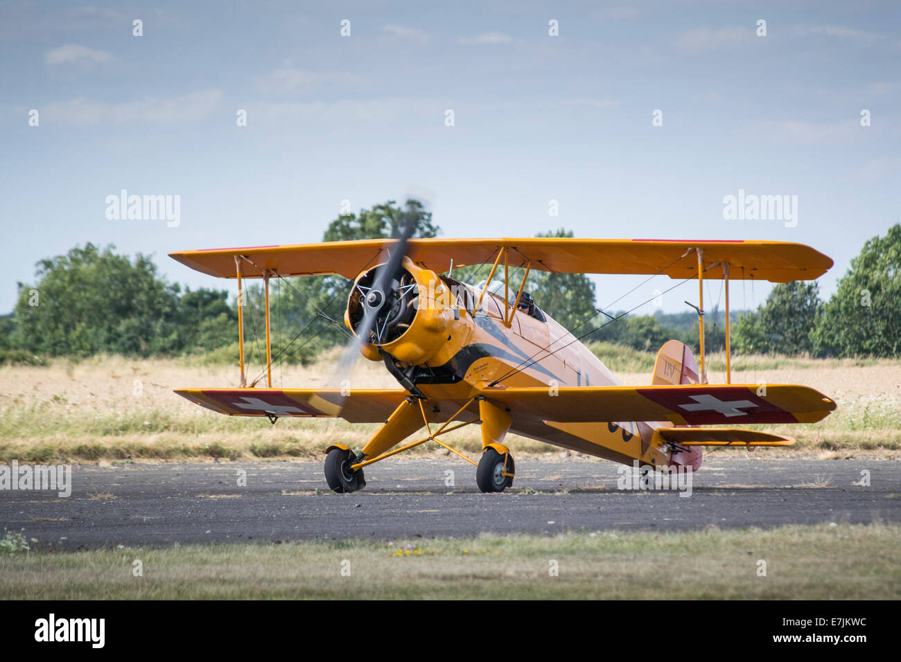 Bücker Bu 133C Jungmeister Kunstflug Doppeldecker G-BVGP U-95 in Schweizer Luftwaffe Farben Stockfoto