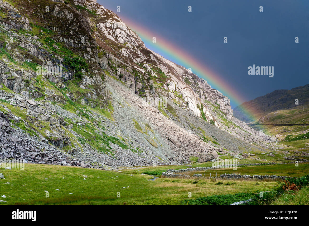 Regenbogen über dem Llanberis Pass in der Nähe von Pen-Y-Pass, Snowdonia National Park, North Wales, UK Stockfoto
