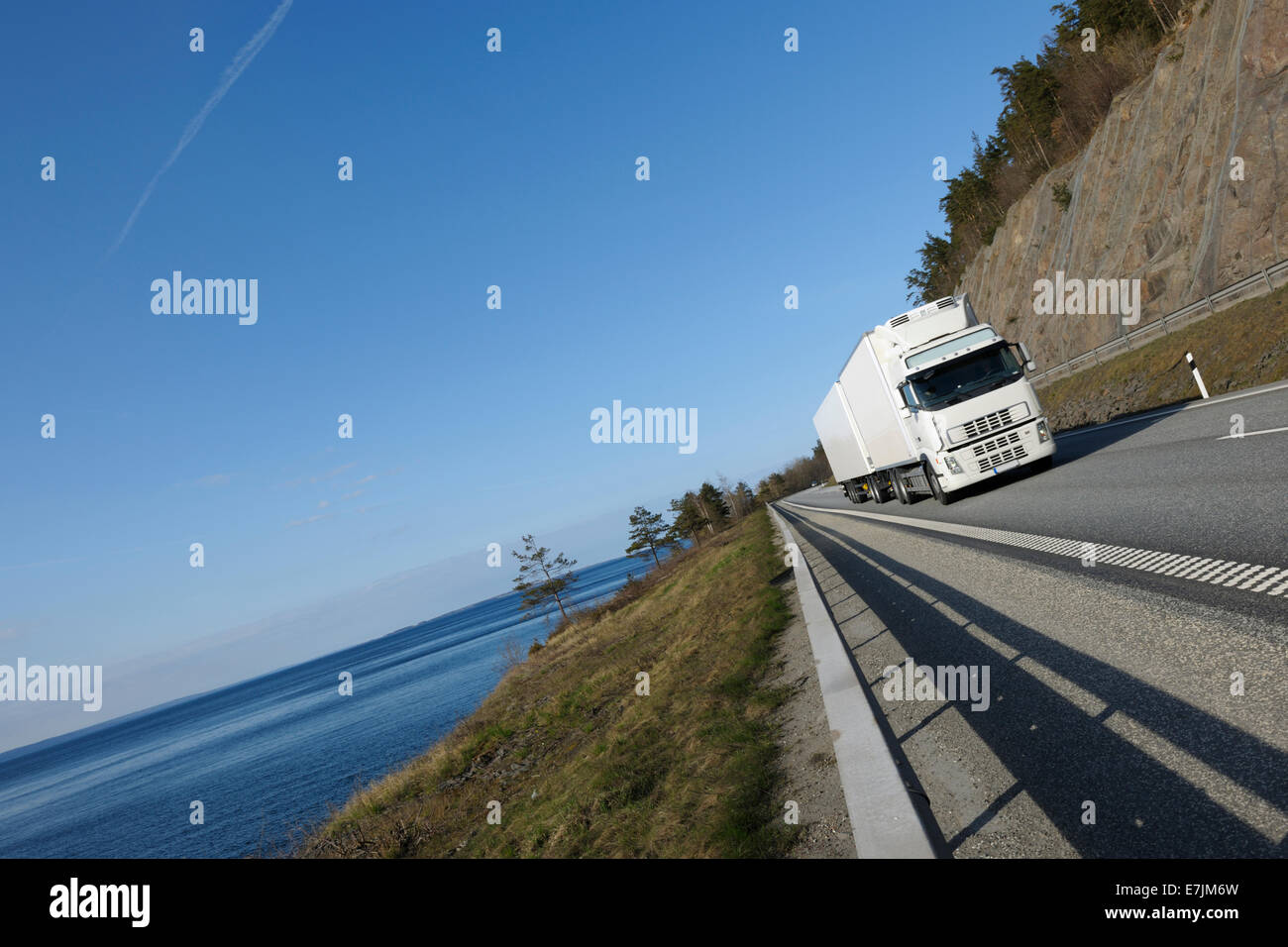große LKW-fahren auf malerische Autobahn, Meer im Hintergrund Stockfoto
