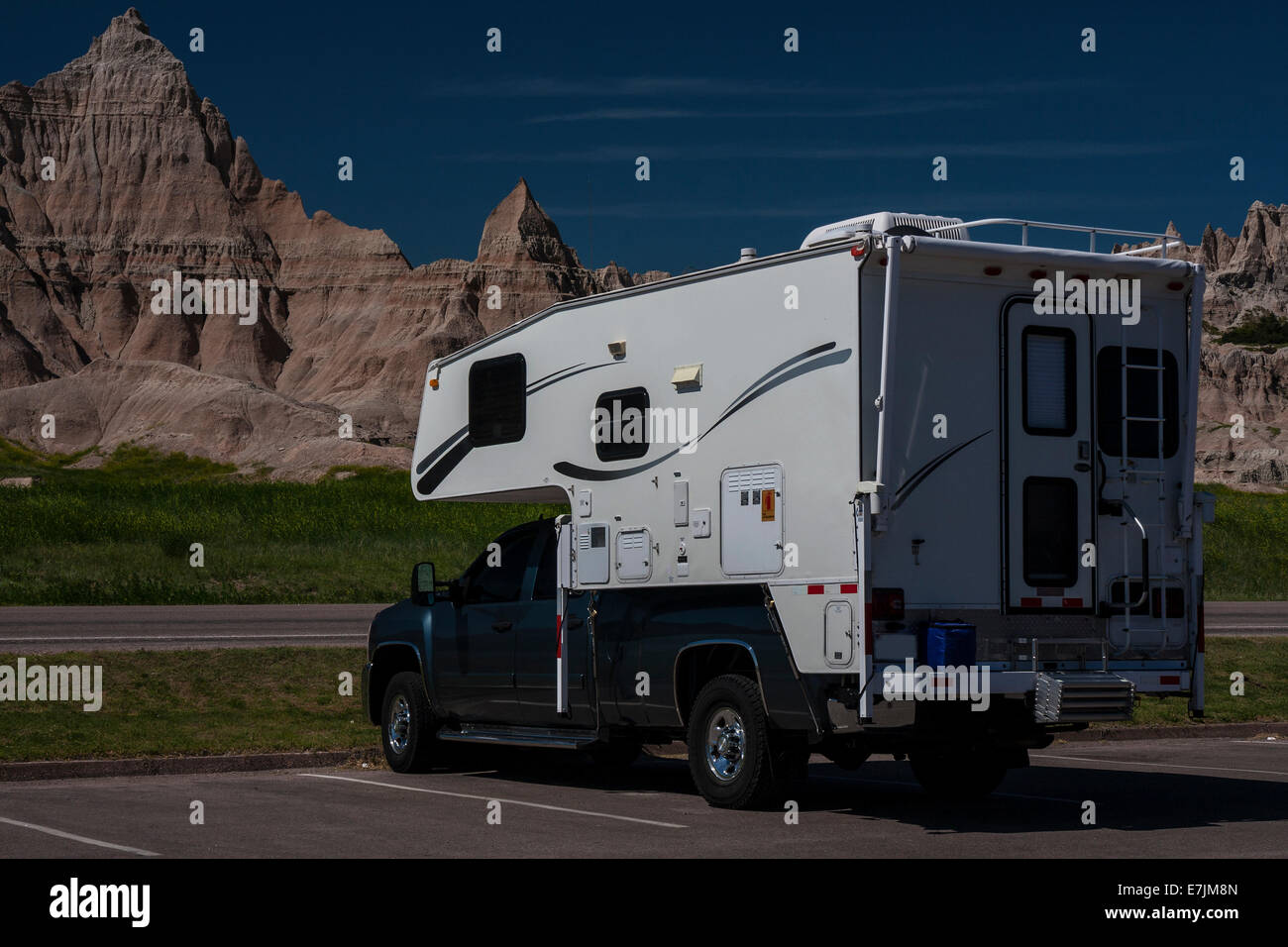 Badlands Nationalpark, Wall, South Dakota, RV geparkt in Ben Reifel Visitor Center mit Felsen im Rücken Stockfoto