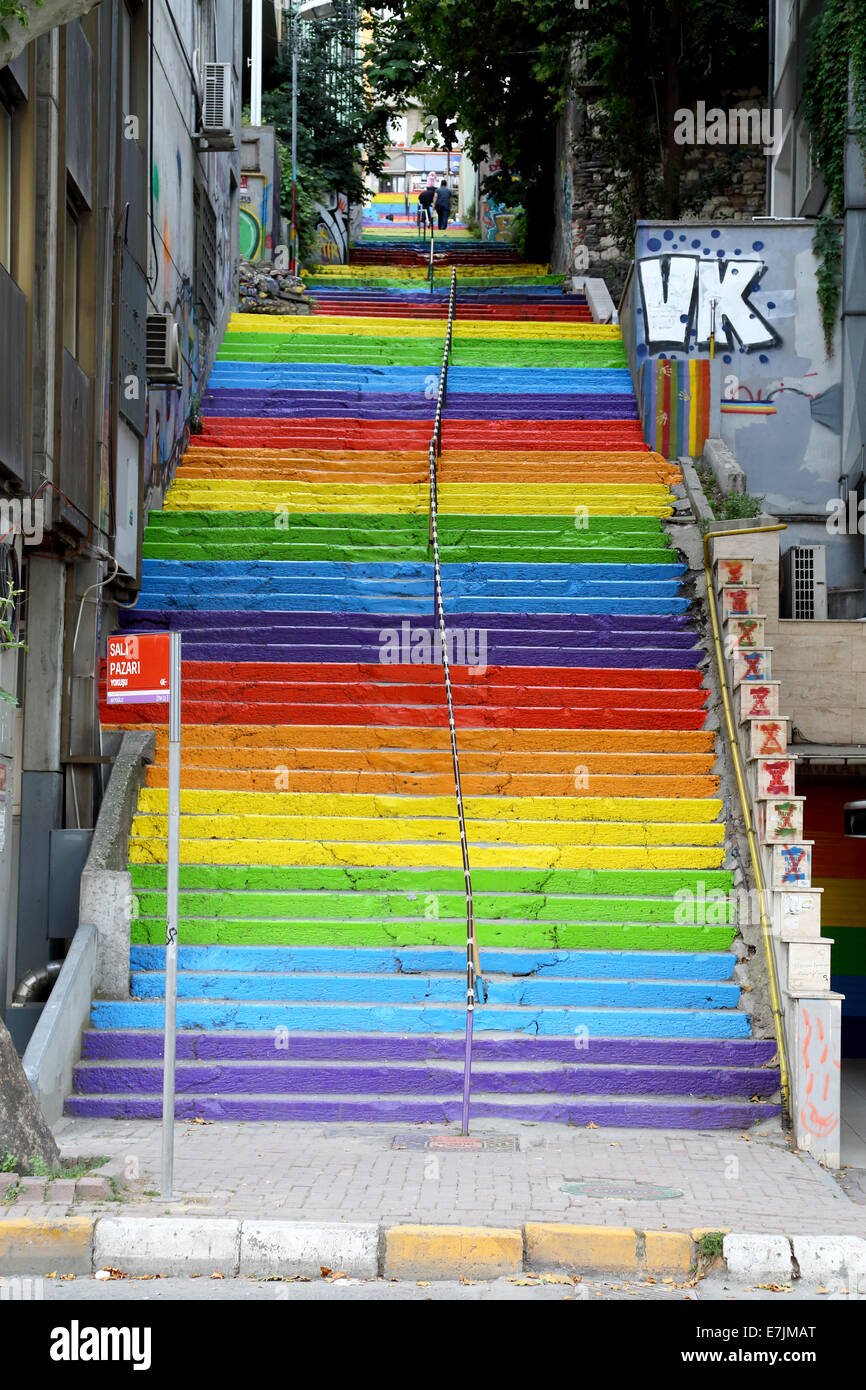 Stadt-Treppe mit Regenbogenfarben bemalt Stockfoto