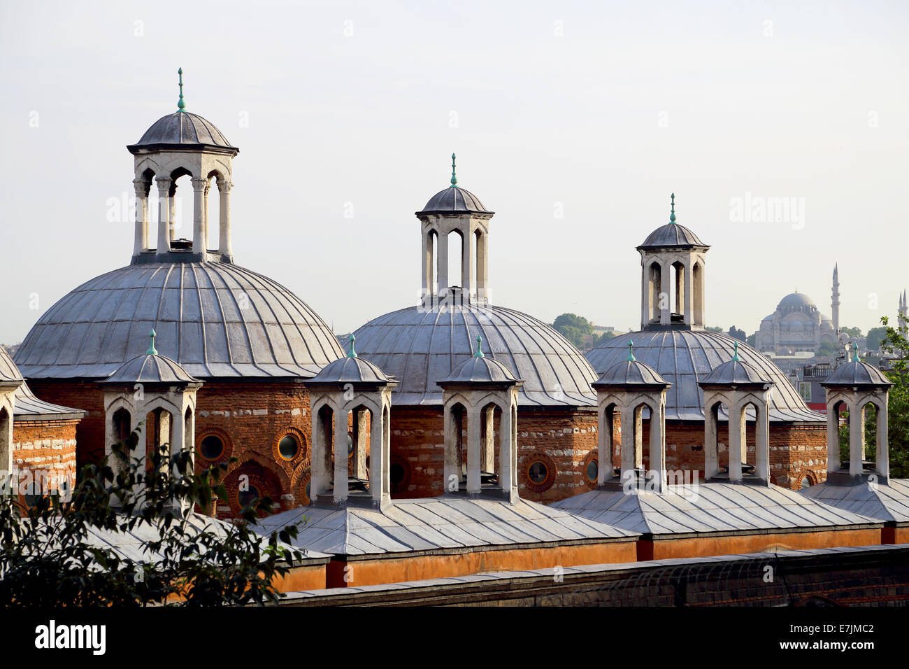 Dach des historischen Gebäudes in Tophane, Karakoy, Istanbul, Türkei Stockfoto