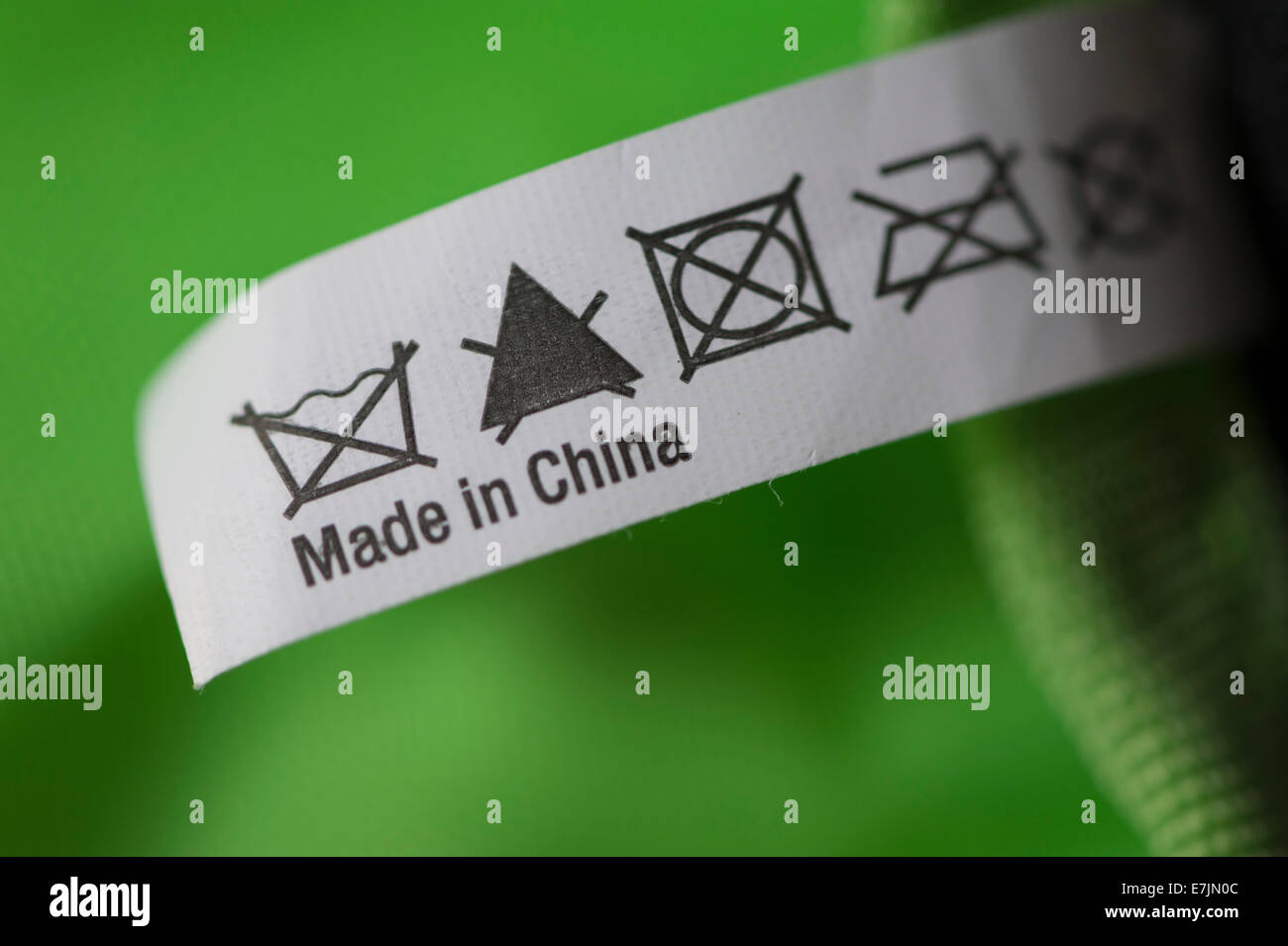 Nahaufnahme von einem Klappentext mit der Aufschrift "Made in China" auf ein Stück Ware Stockfoto