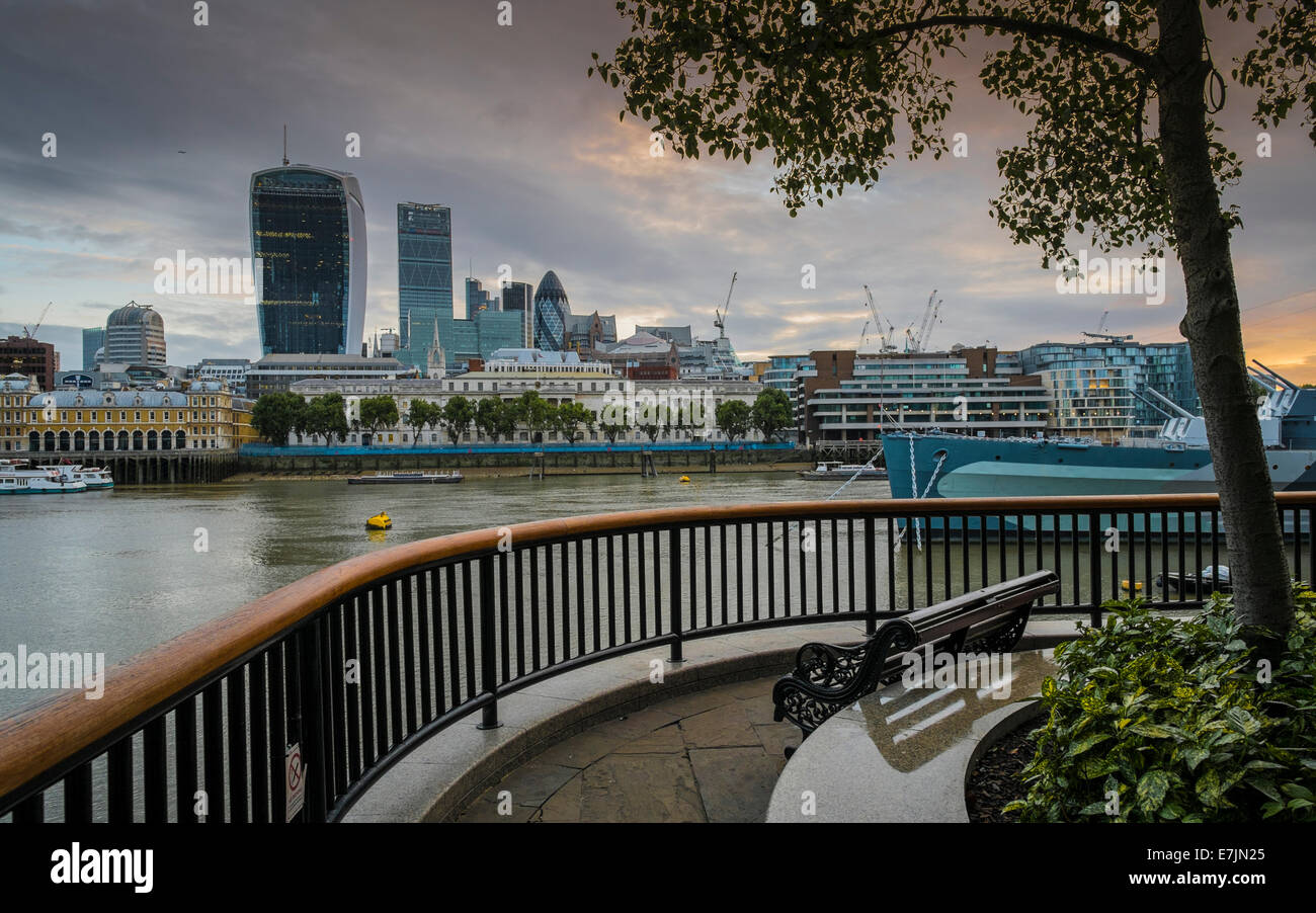 Morgendämmerung Blick auf die City of London vom südlichen Ufer der Themse Stockfoto