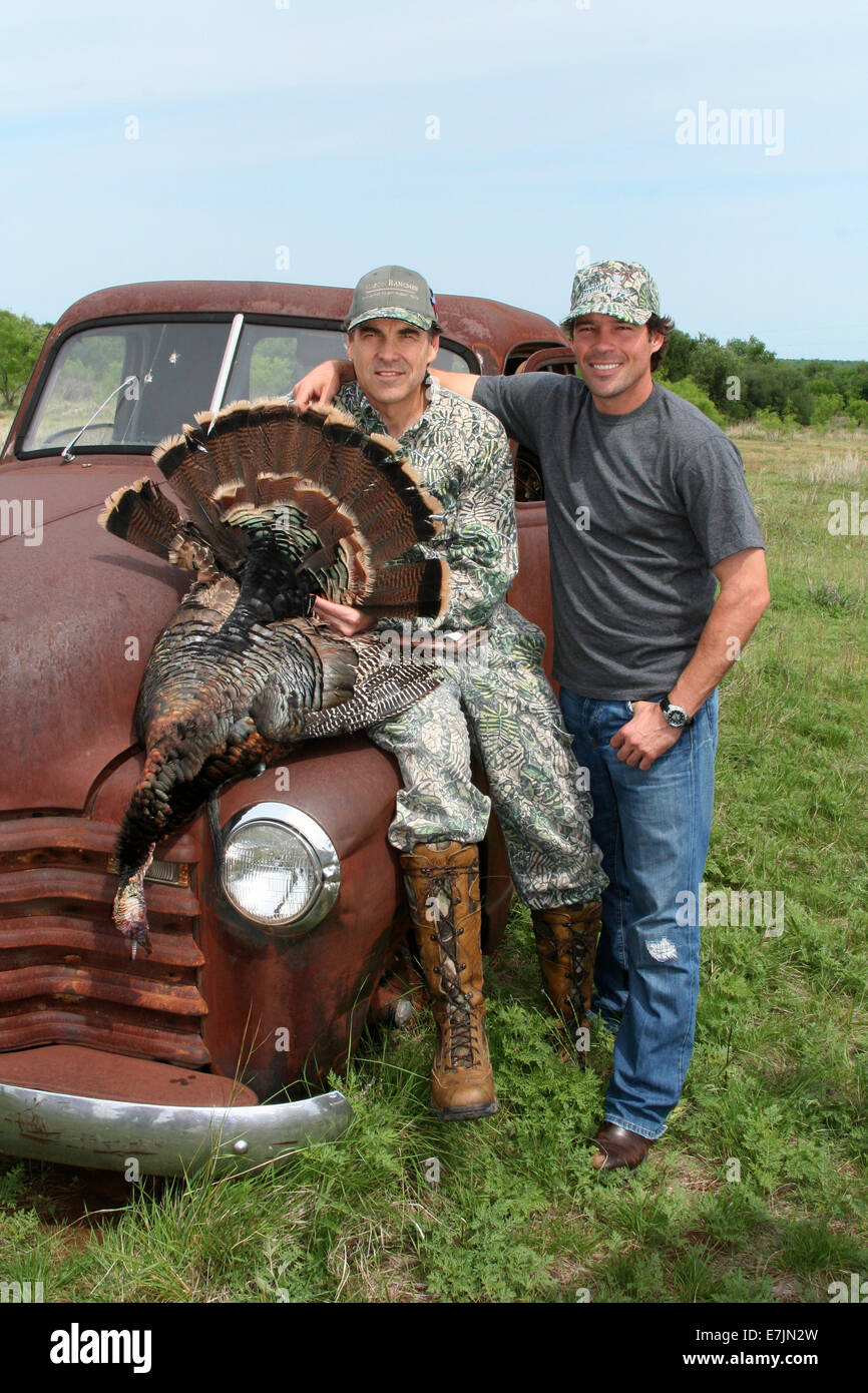 Texas-Gouverneur Rick Perry Posen mit Country-Musik star Clay Walker, nachdem sie einen Truthahn bei der Bogenjagd auf der Ranch Vinson 22. Mai 2006 in Albany, Texas erschossen. Stockfoto