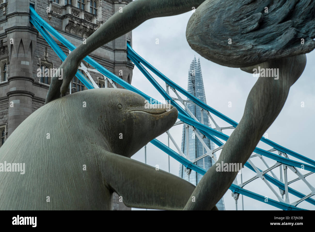 Einen Blick auf den Shard London durch Wynnes ikonische Statue in der Nähe von Tower Bridge gesehen Stockfoto