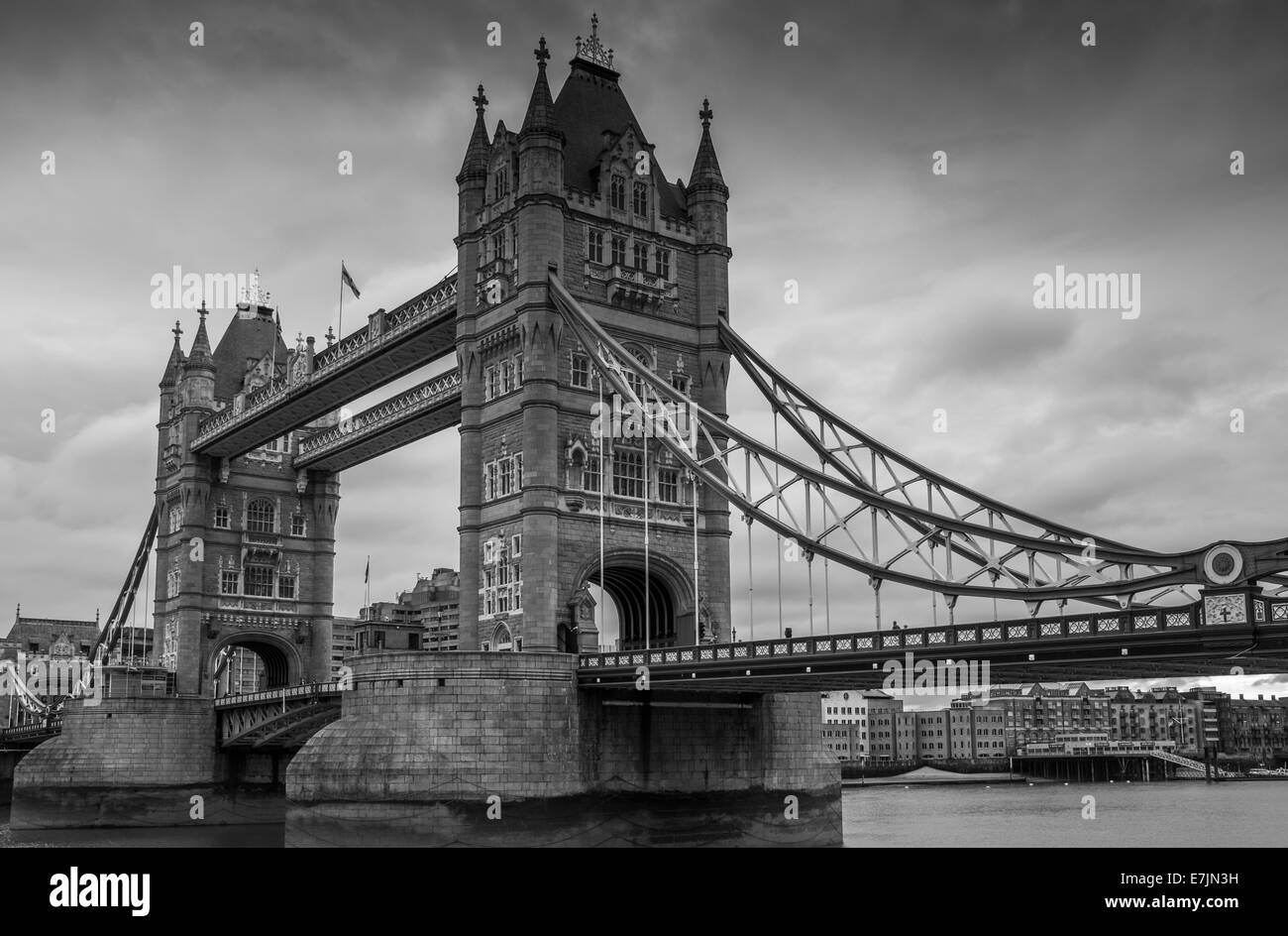 Dramatische Schwarz und weiß, Weitwinkel-Blick auf die Tower Bridge an einem bewölkten Tag Stockfoto