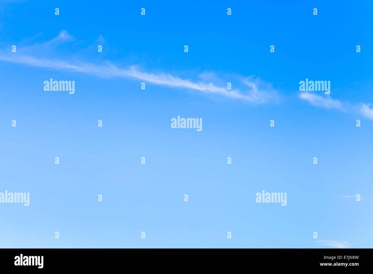 klarer blauer Himmel mit schmalen weißen Wolke in Herbstmorgen Stockfoto