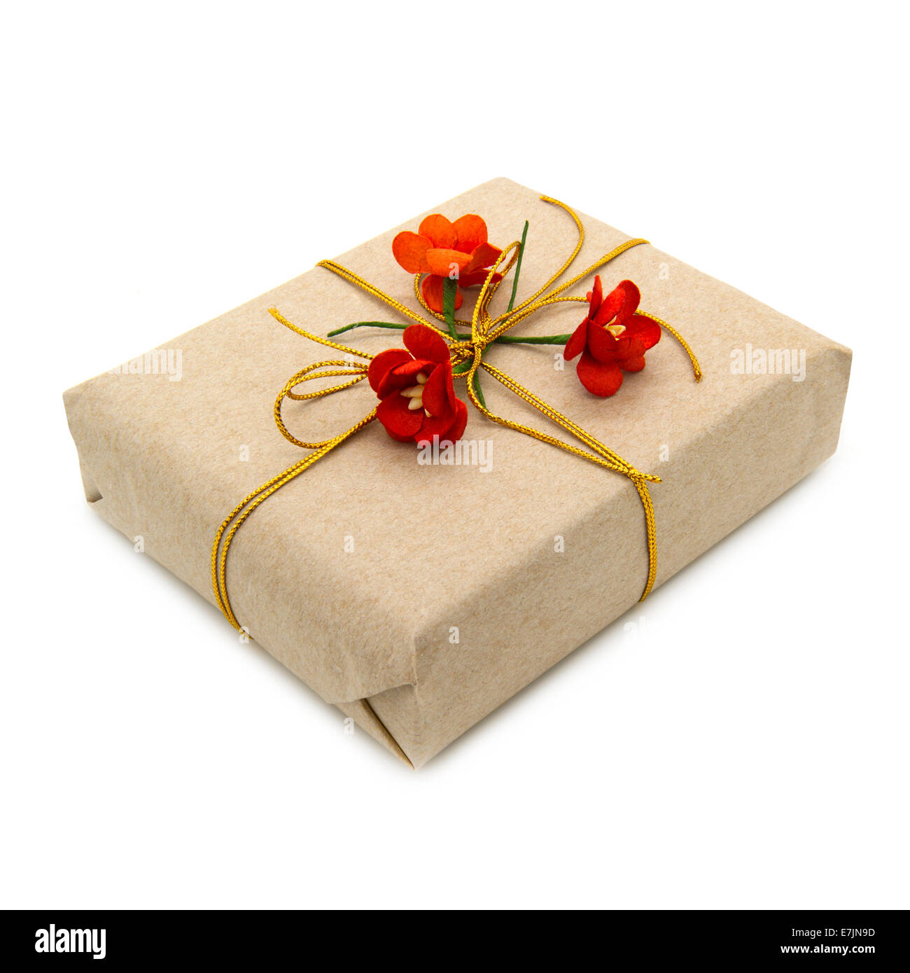 Geschenkbox mit Papierblumen roten und goldenen Band. Stockfoto