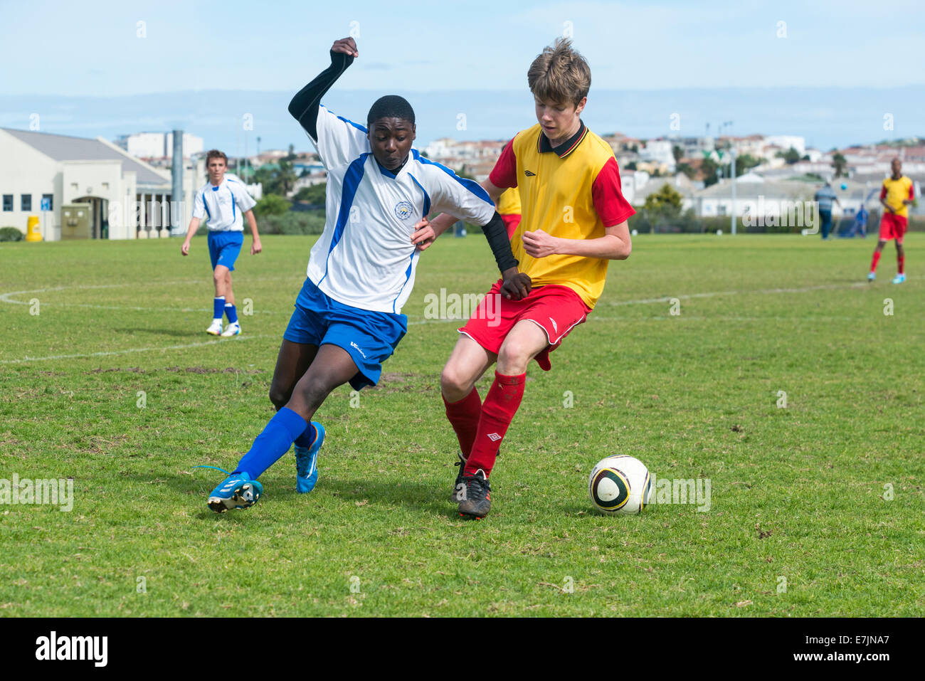 Jugend-Fußball-Spieler eine Herausforderung für den Ball, Cape Town, Südafrika Stockfoto