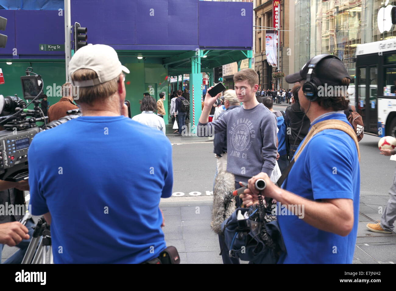 Sydney, Australien. 19. September 2014. Jugendliche zeigen ihre neuen Iphone 6, während von Film-Crew, Sydney, Australien interviewt. Bildnachweis: Martin Beere/Alamy Live News Stockfoto