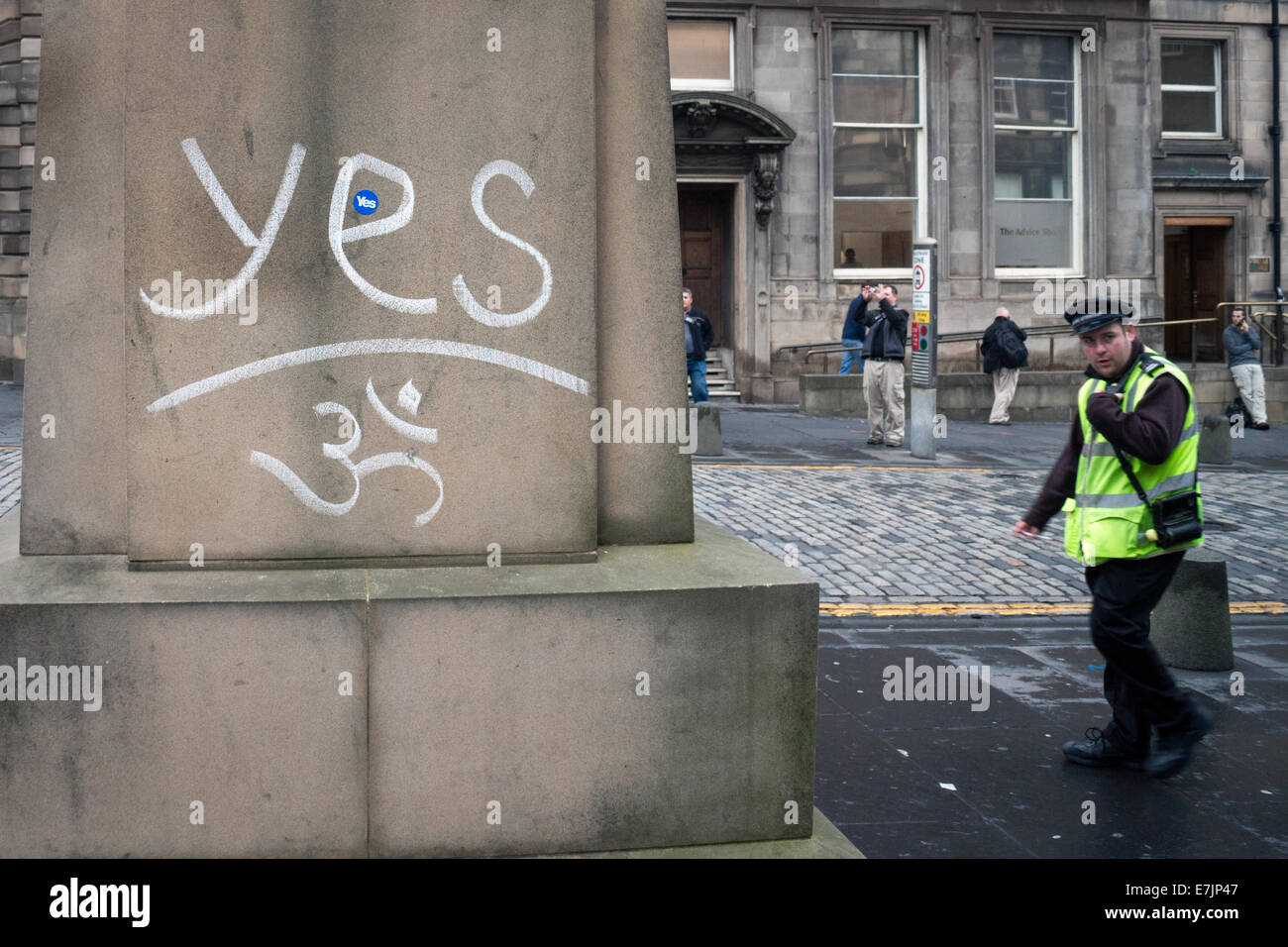 Schottisches Referendum ja Graffiti auf der Basis von Adam Smith-Statue auf der Royal Mile, Edinburgh Stockfoto