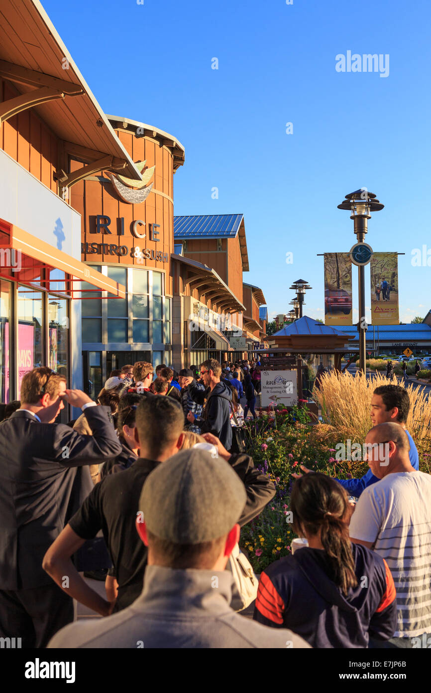 Littleton, Colorado USA. 19. September 2014.  Kunden richten Sie außerhalb des Apple Store im Einkaufszentrum Aspen Grove im Hinblick auf immer die Gelegenheit zum Kauf und zu Hause das neue iPhone 6 oder iPhone 6 Plus Smartphone. Bildnachweis: Ed Endicott/Alamy Live-Nachrichten Stockfoto