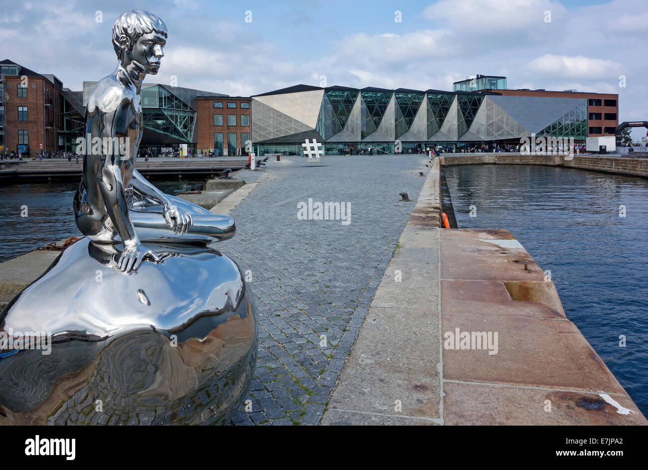 Kulturvaerftet Og Bibliotek (The Kultur Yard und Bibliothek) an der Uferpromenade in Helsingør Dänemark mit Skulptur Han Stockfoto