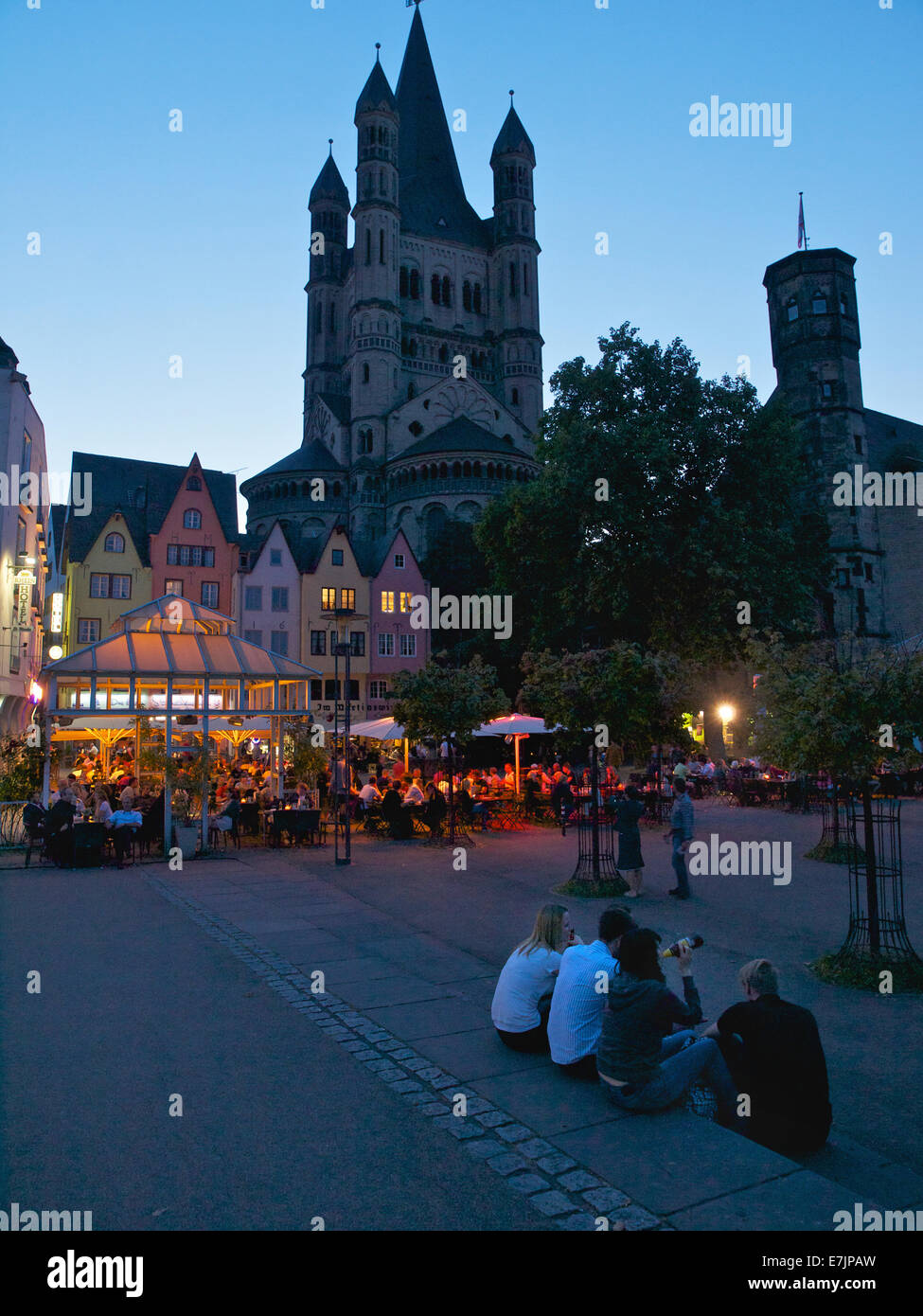 Köln-Innenstadt, Fischmarkt Platz mit Turm von St. Martin, in der Nacht mit Jugendlichen trinken, Deutschland Stockfoto