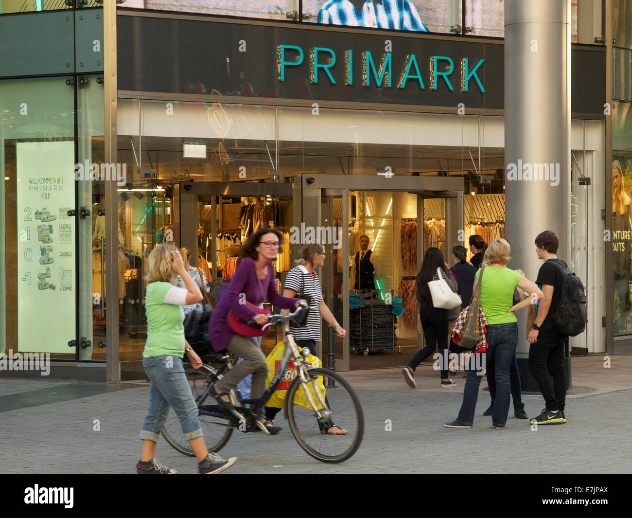 Eintritt in die Primark-Filiale in Köln mit Frauen betreten und verlassen das Geschäft. Stockfoto