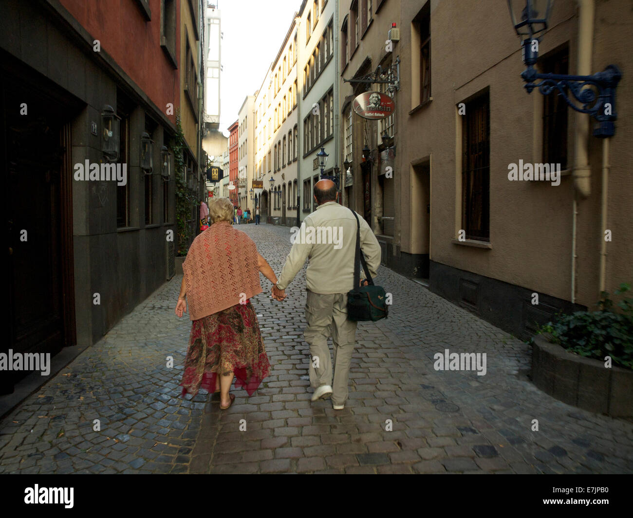 Älteres Ehepaar, ein Spaziergang durch die alten Gassen der Altstadt von Köln, Deutschland Stockfoto