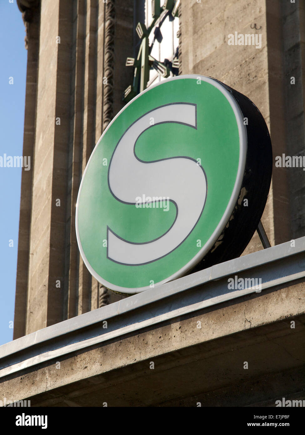 Deutschen S-Bahn-Logo am Bahnhof Messe/Deutz in Köln, NRW, Deutschland Stockfoto