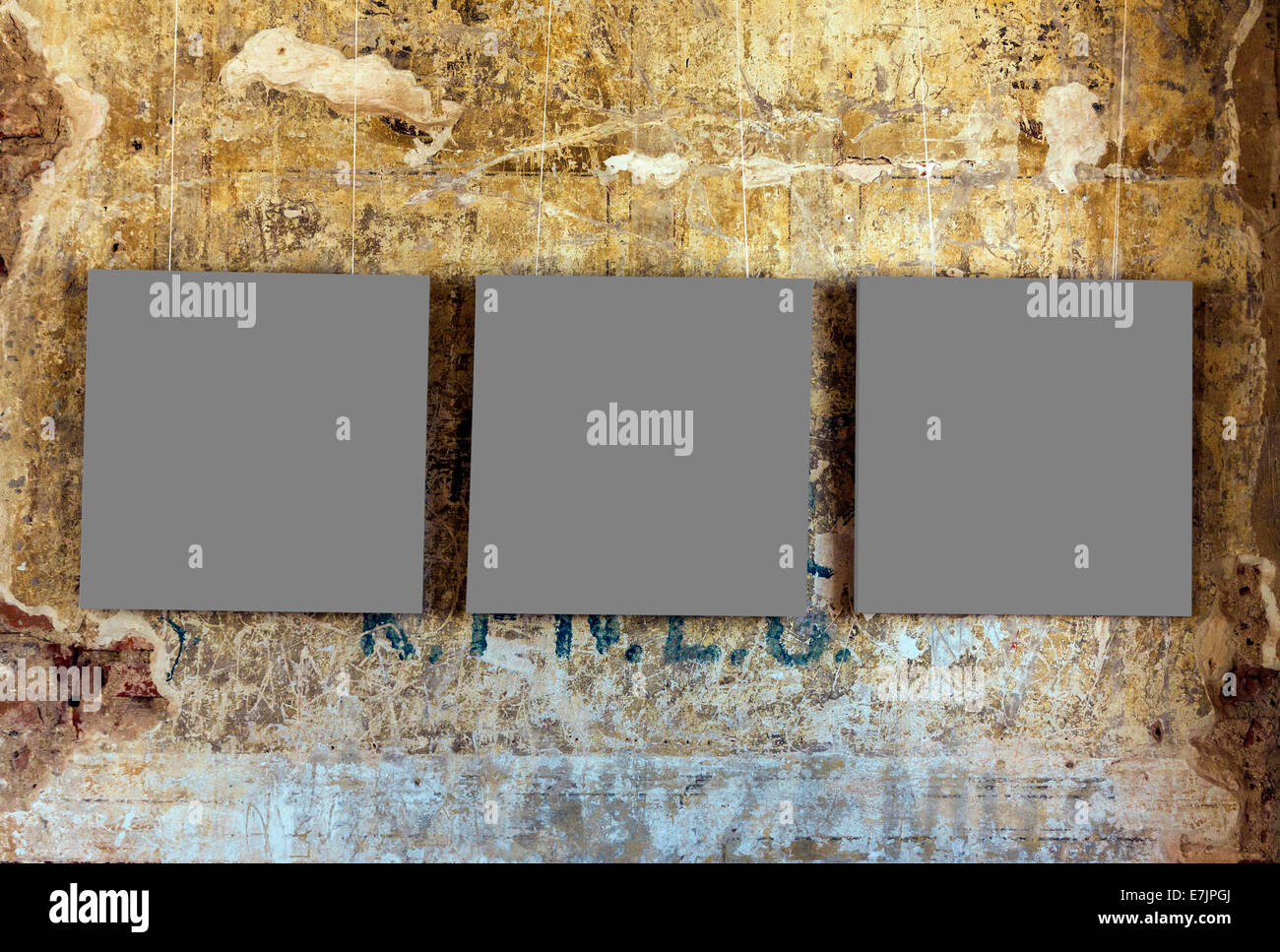 Drei leere Frames auf alten verwitterten Grunge Wand Malerei Stockfoto