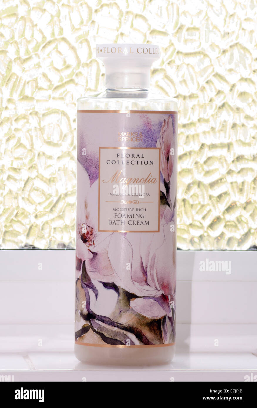 Bottle Of Marks und Spencer Floral Kollektion Schäumen Bad Creme Stockfoto