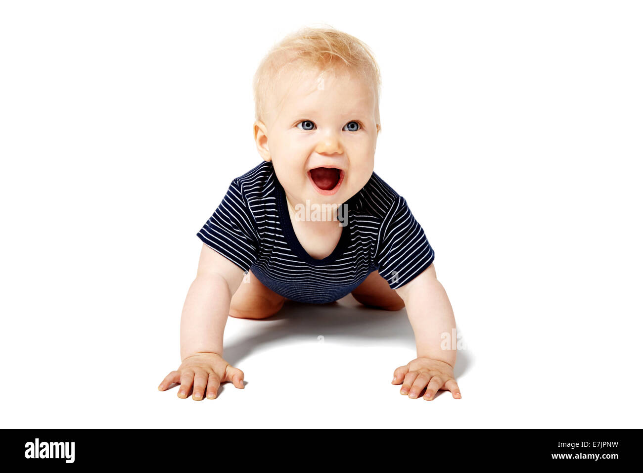 Glückliches Babymädchen ist auf den Knien kriechen. Isoliert auf weißem Hintergrund. Stockfoto