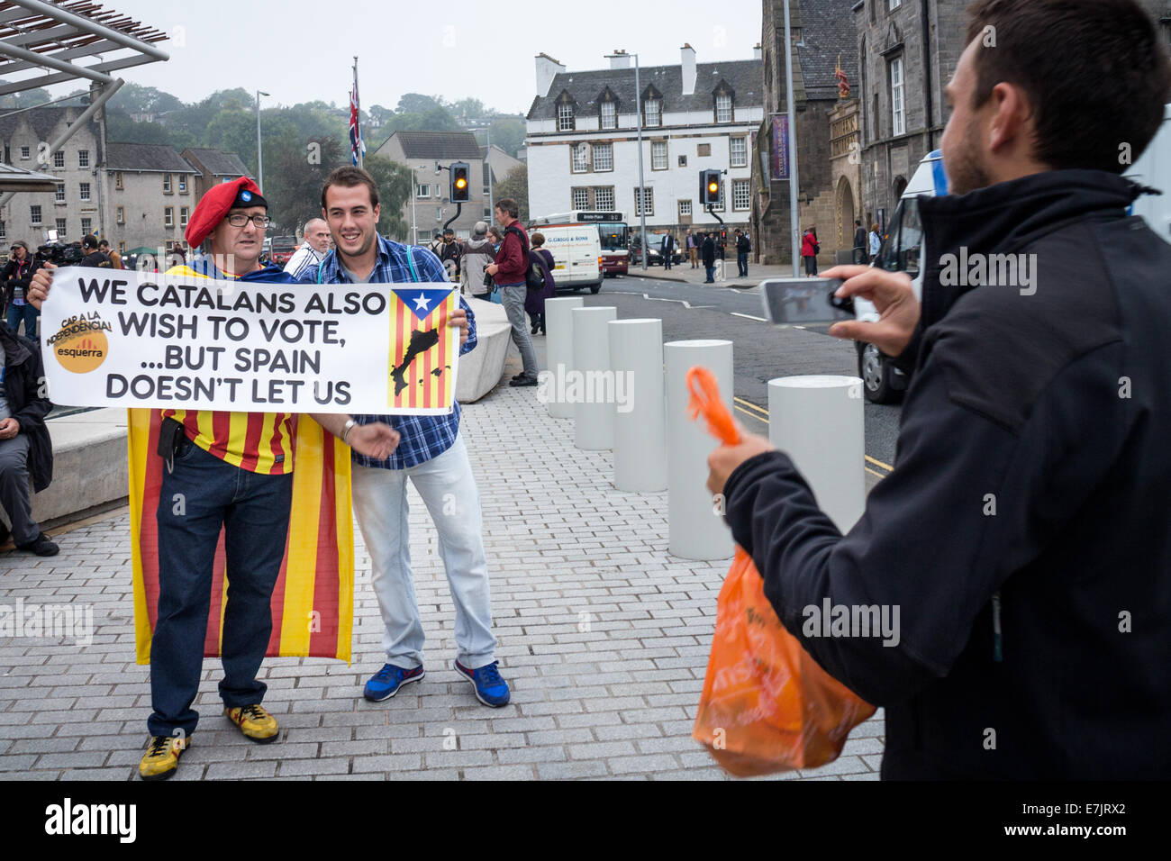 Schottisches Referendum. Ja-Kampagne. Katalanische Unterstützer posieren für ein Foto vor dem schottischen Parlament, Edinburgh Stockfoto