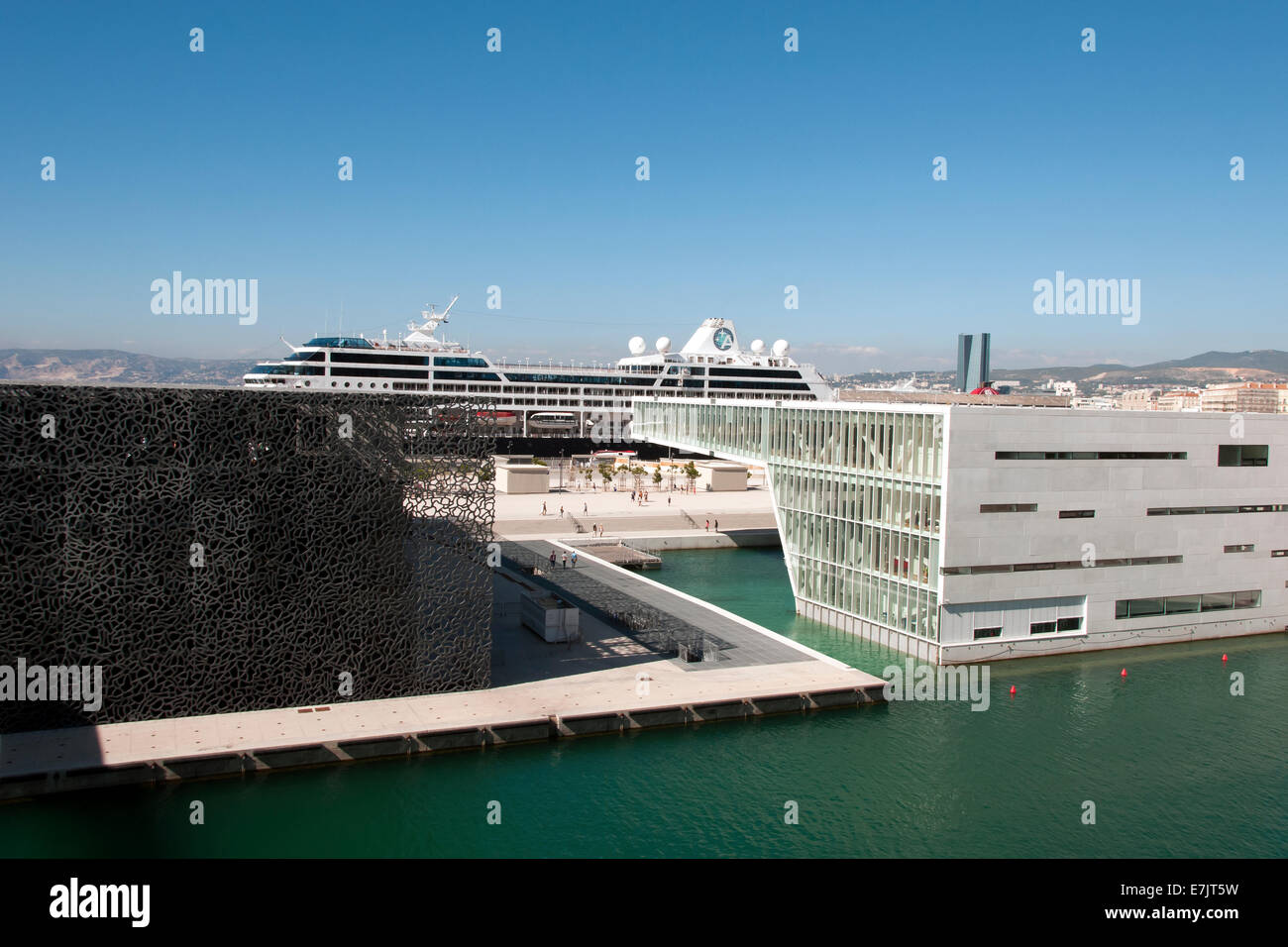 Frankreich. Marseille. Hafenbereich. Gebäude des hochmodernen MuCEM Museums mit einem riesigen Kreuzfahrtschiff im Hintergrund. Stockfoto