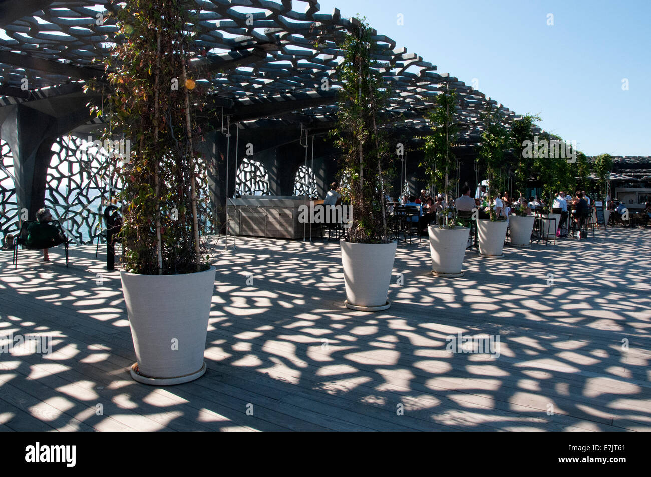 Schattige Dachterrasse des MuCEM Museums im neuen Teil des Hafens von Marseille.  Die Schattierung ist eine clevere Betonkonstruktion. Stockfoto